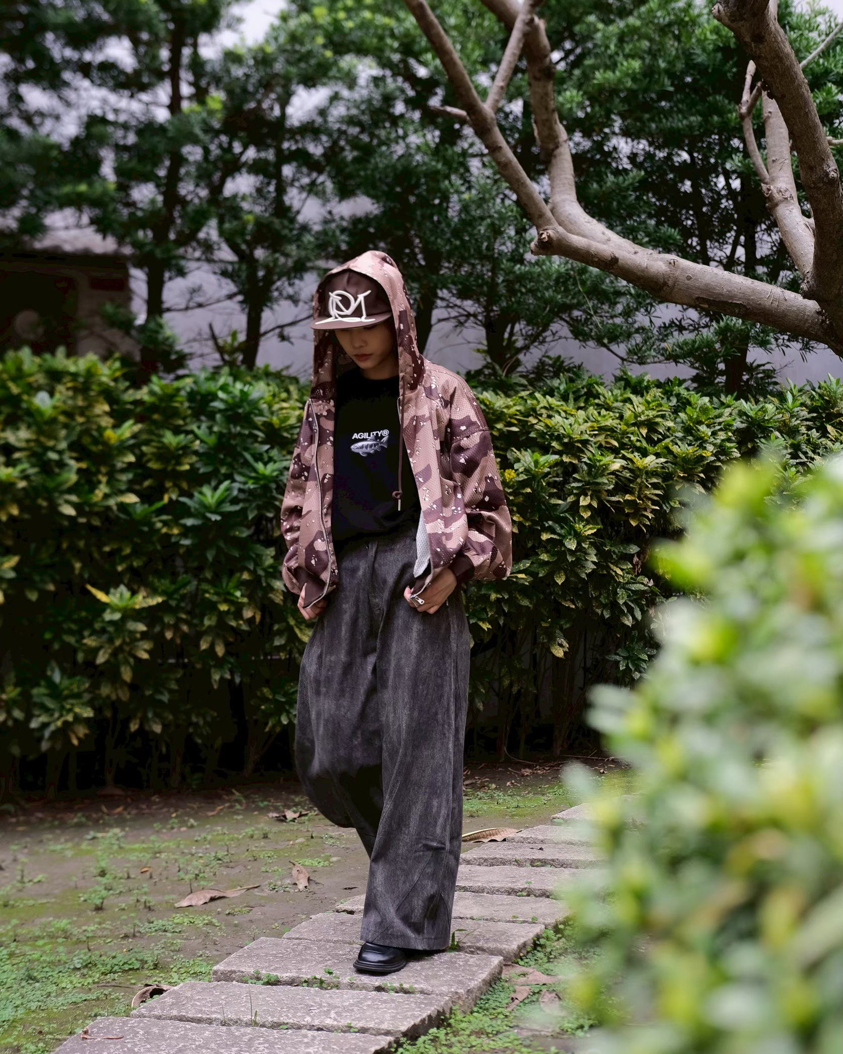 EDDIE LOOK 01