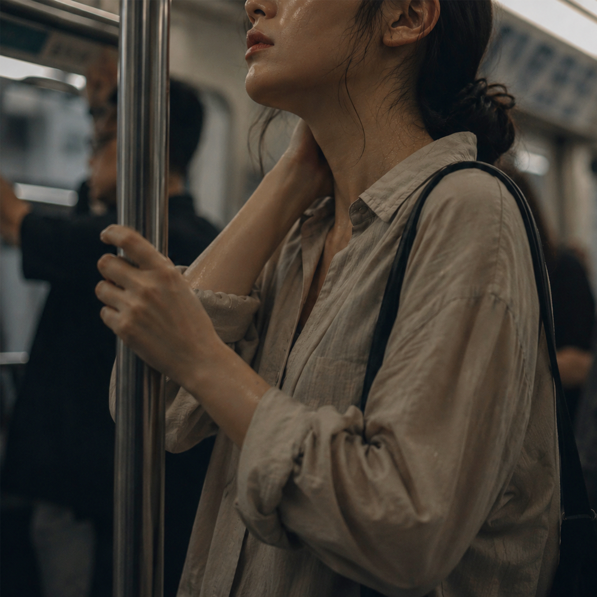 通勤女性在捷運車廂內因悶熱出汗,呈現城市環境帶來的肌膚黏膩與不適感
