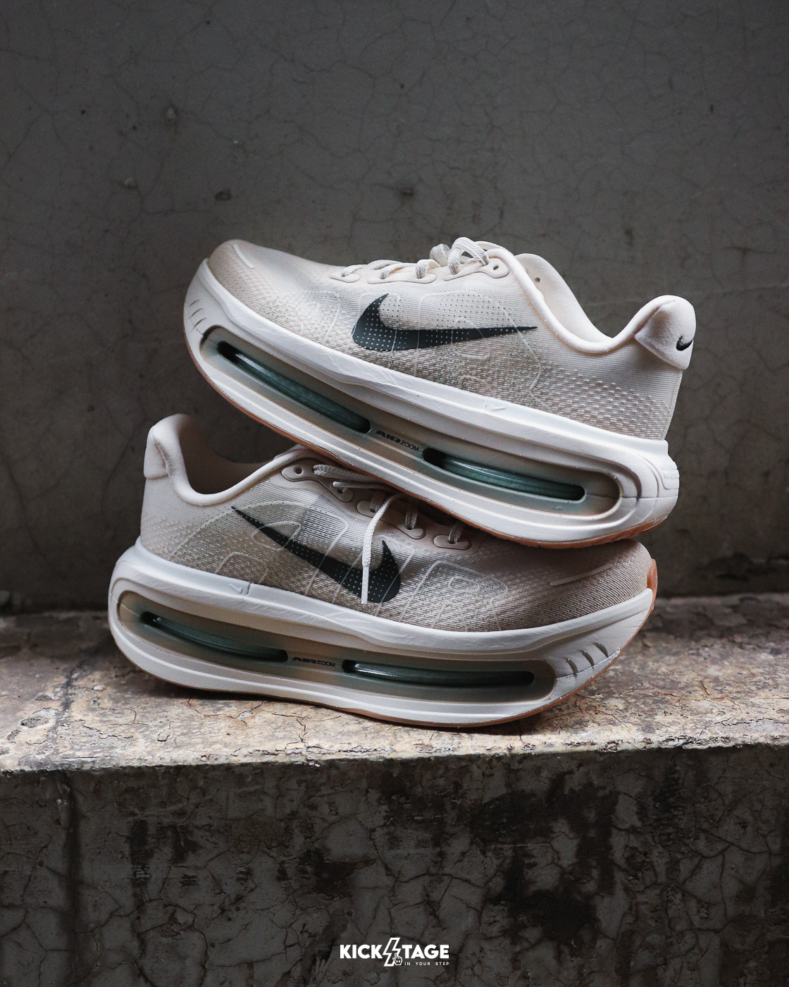 男鞋 NIKE VOMERO PREMIUM 沙色 綠邊 氣墊 緩震 透氣 慢跑 運動鞋【HQ2050-106】