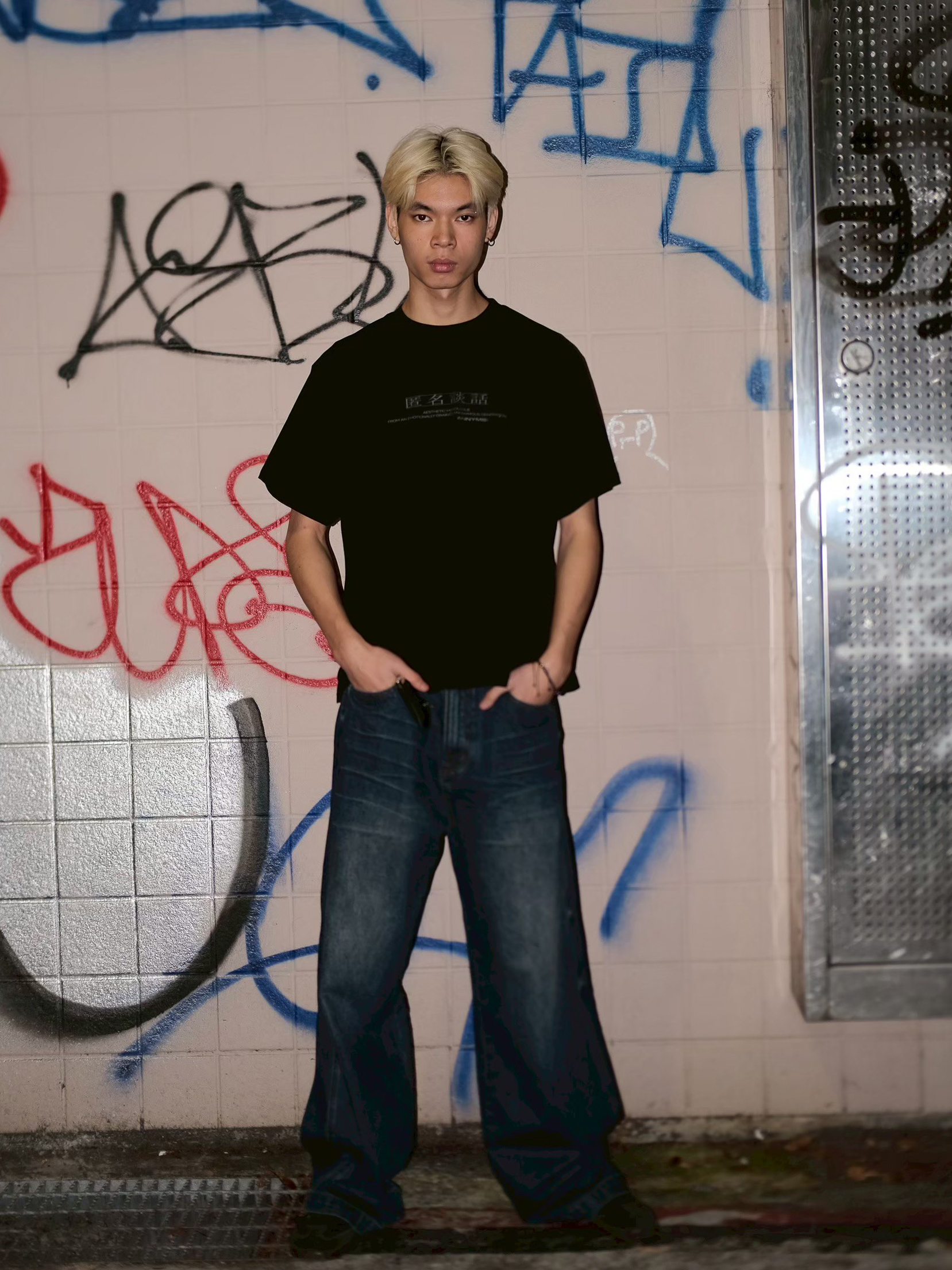 EDDIE LOOK 01