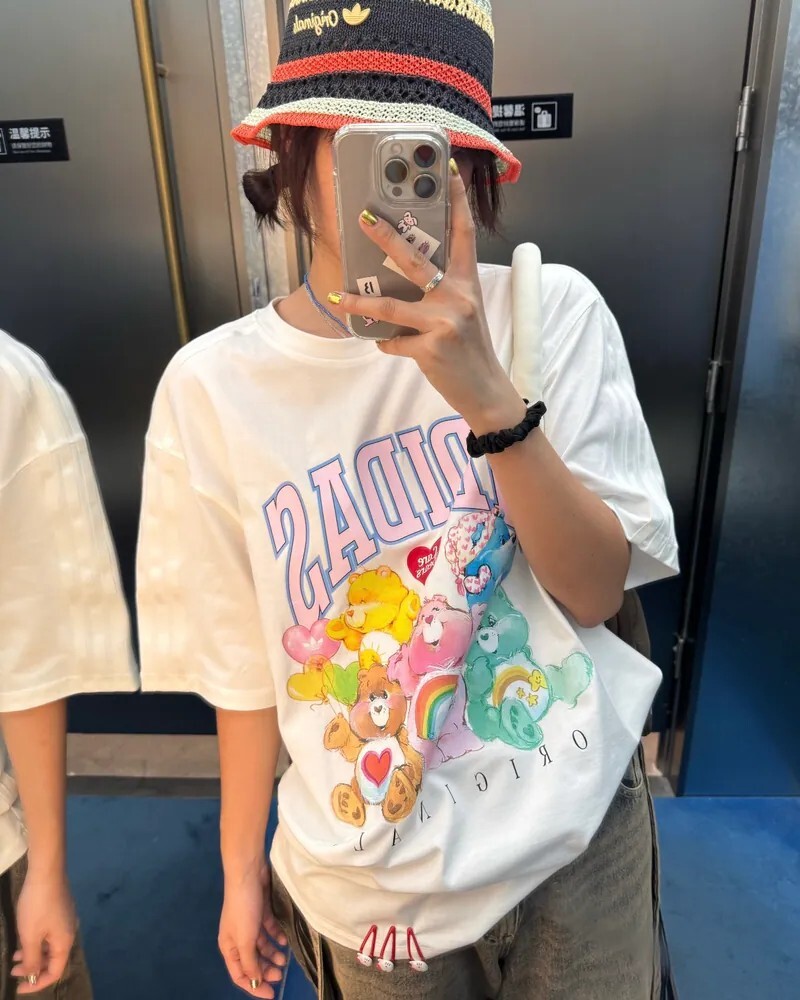 男女款 ADIDAS X CARE BEARS QS TEE 白色 彩虹熊 聯名款 三葉草 寬鬆 落肩 純棉 印花 短T【KR1480】ADLP
