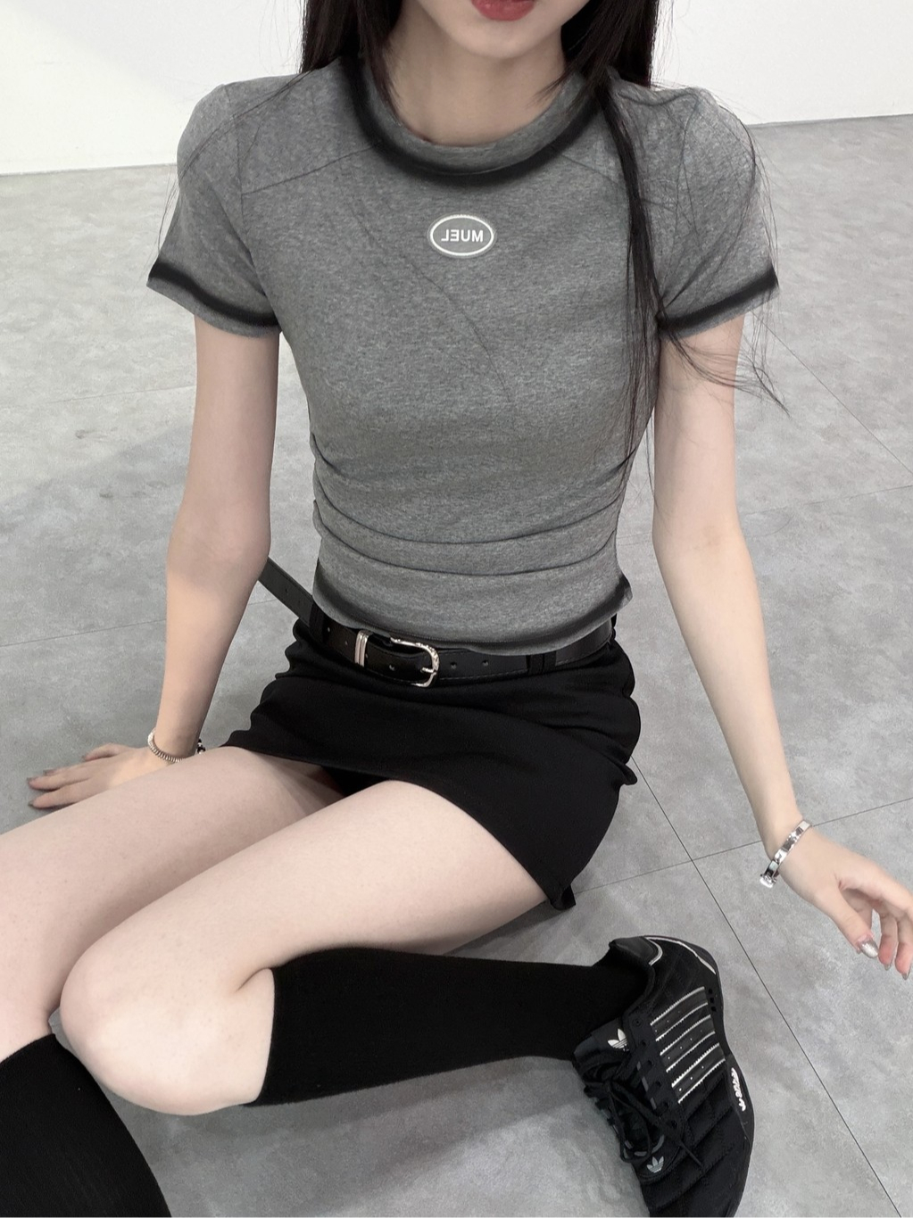 A0338-A13 中性女孩刷墨滾邊側抓皺上衣