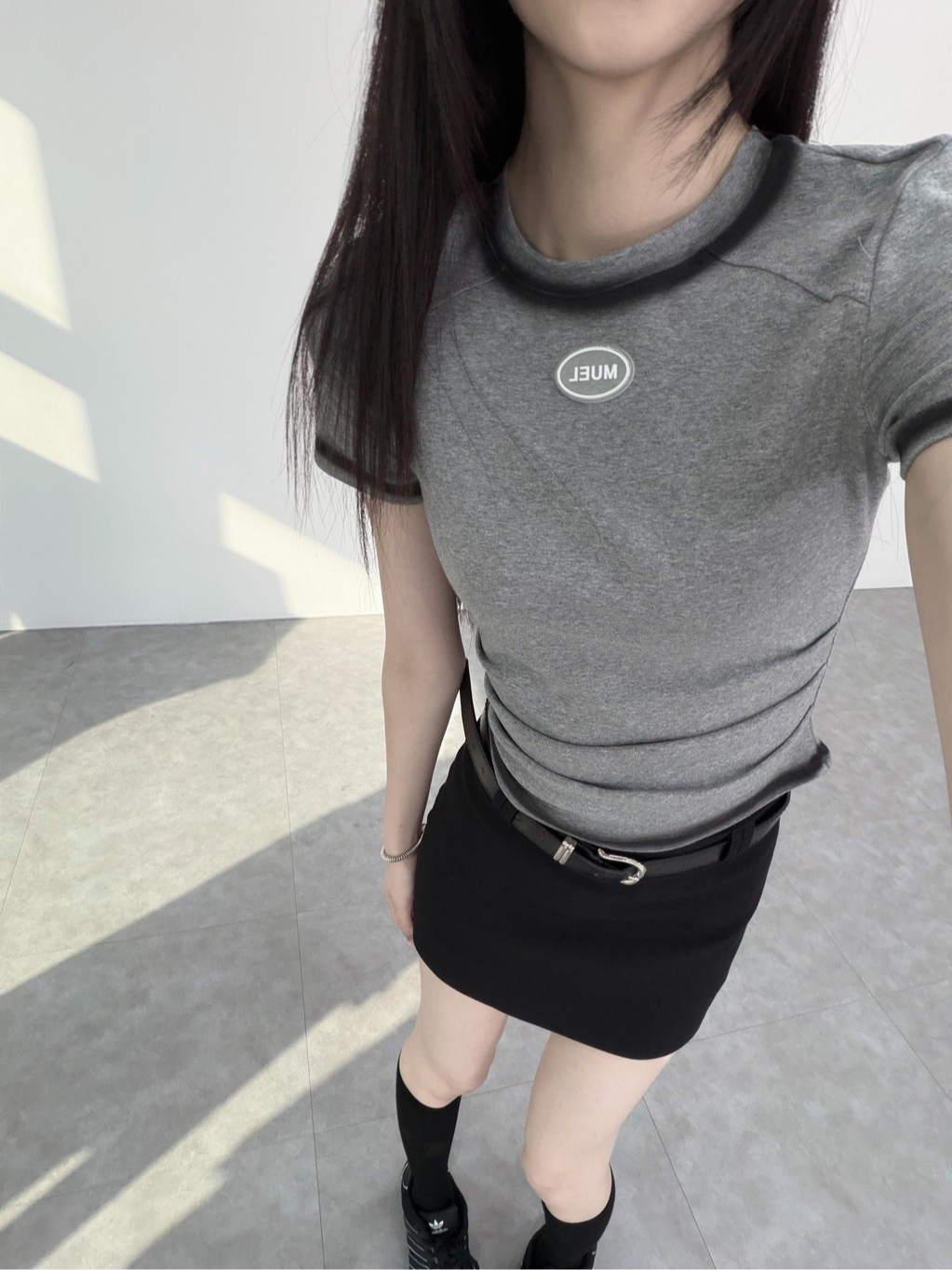 A0338-A13 中性女孩刷墨滾邊側抓皺上衣