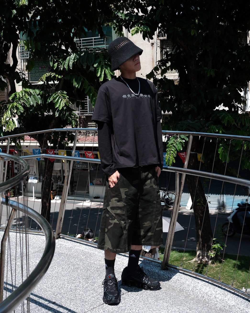 EDDIE LOOK 01
