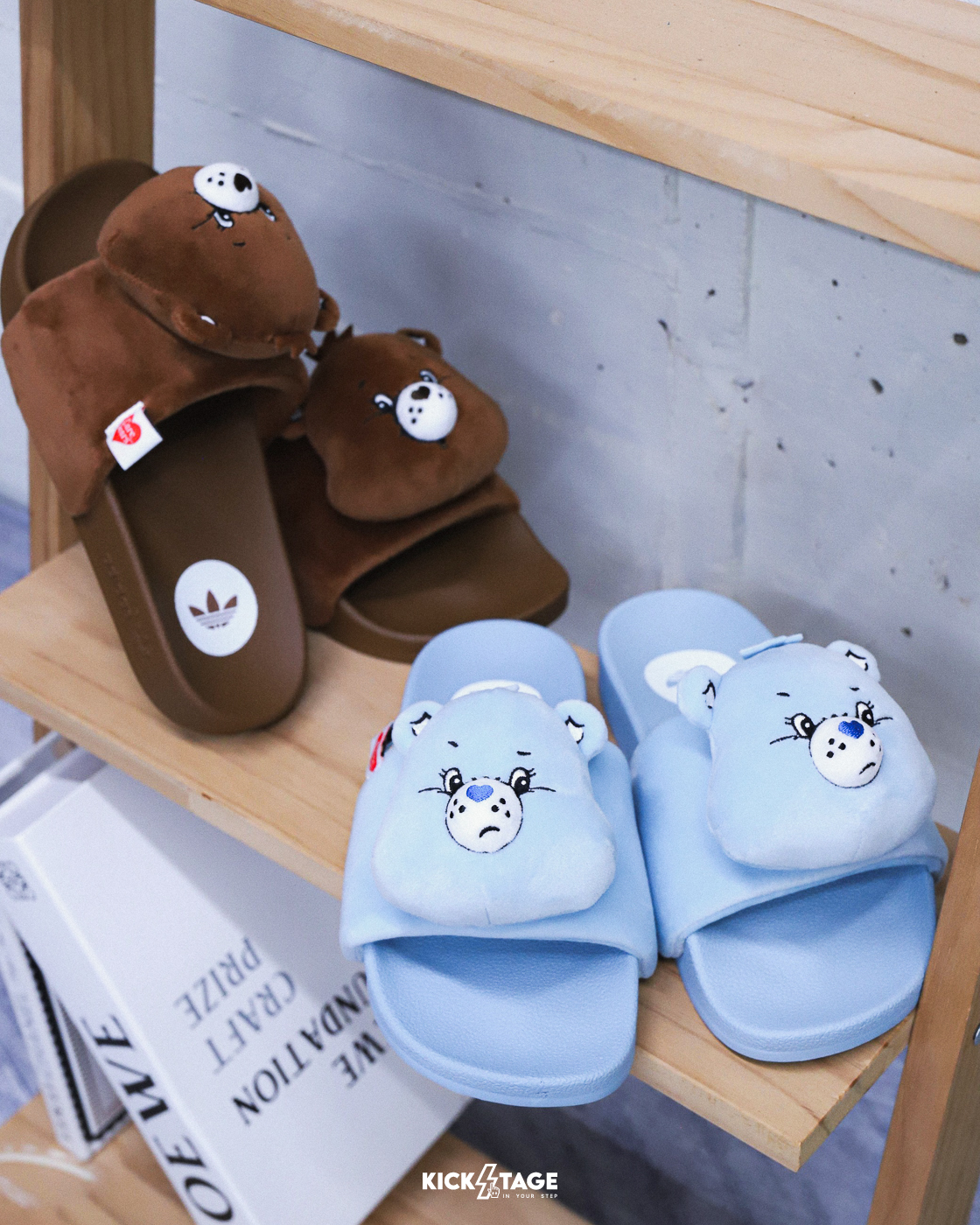 女鞋 ADIDAS X CARE BEARS ADILETTE 咖 藍 彩虹熊 聯名款 三葉草 絨毛 拖鞋【KH9953/KH9954】