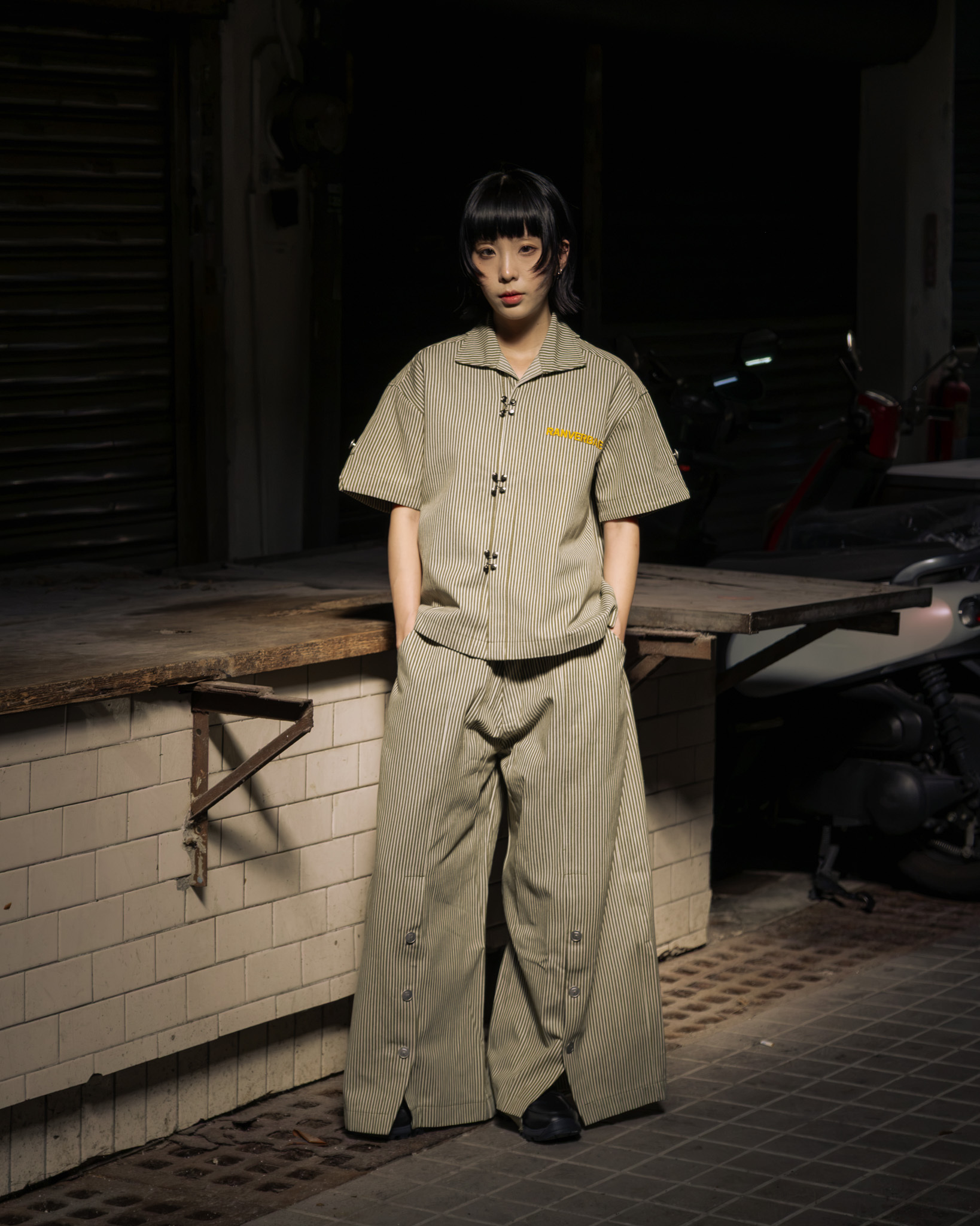 EDDIE LOOK 01