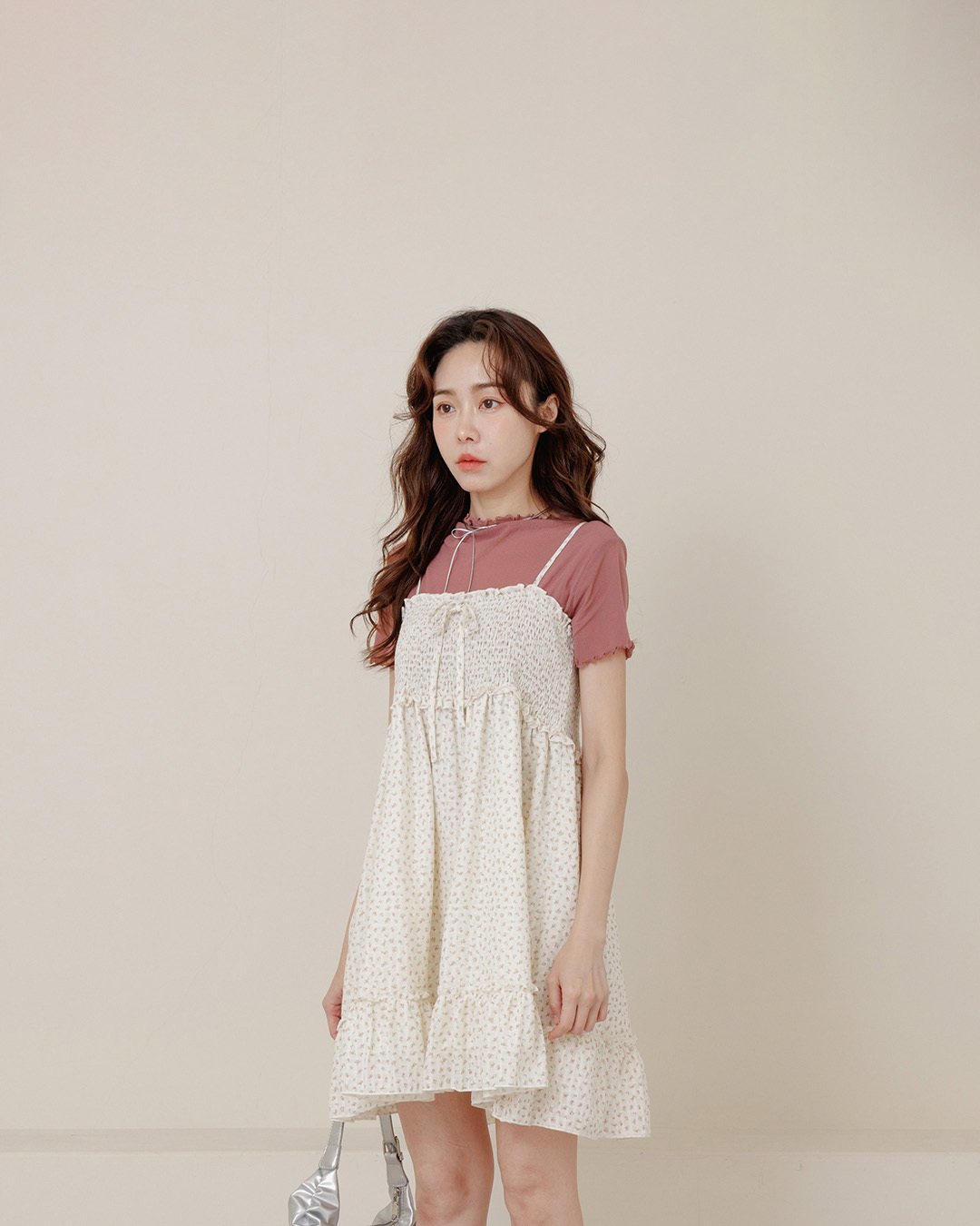 Floral print tiered mini dress with ribbon details, available in two colors.【01087352】in stock+pre-order