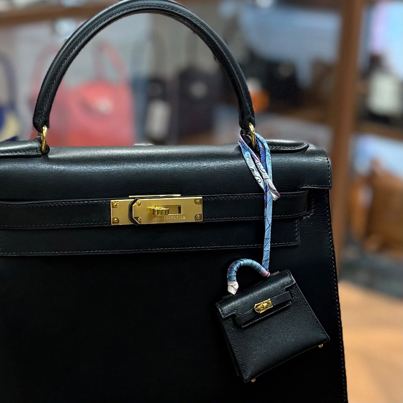 閑置品~HERMES MINI KELLY CHARM NOIR TADELAKT皮 金扣 U刻 2022年 #愛馬仕挂飾