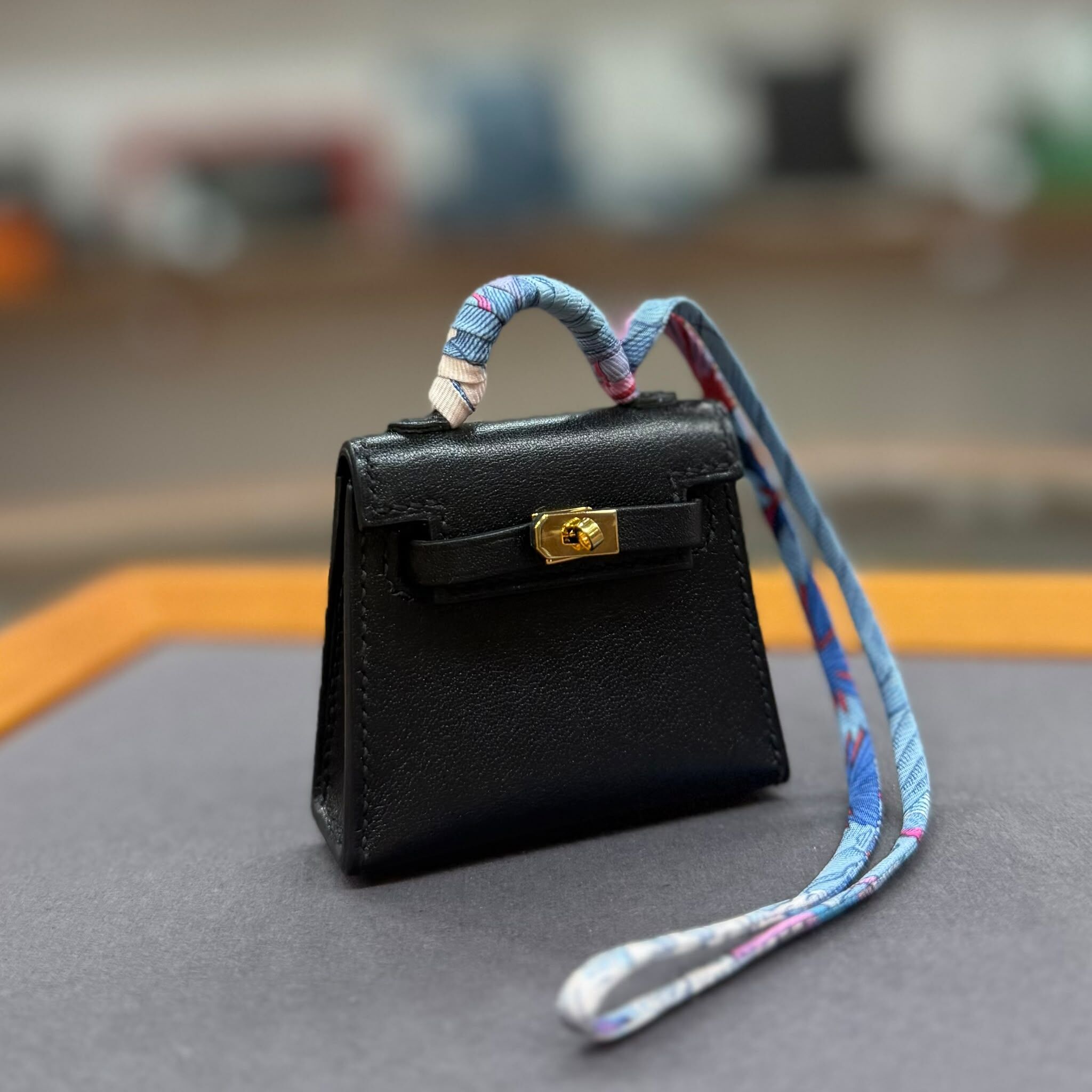 閑置品~HERMES MINI KELLY CHARM NOIR TADELAKT皮 金扣 U刻 2022年 #愛馬仕挂飾