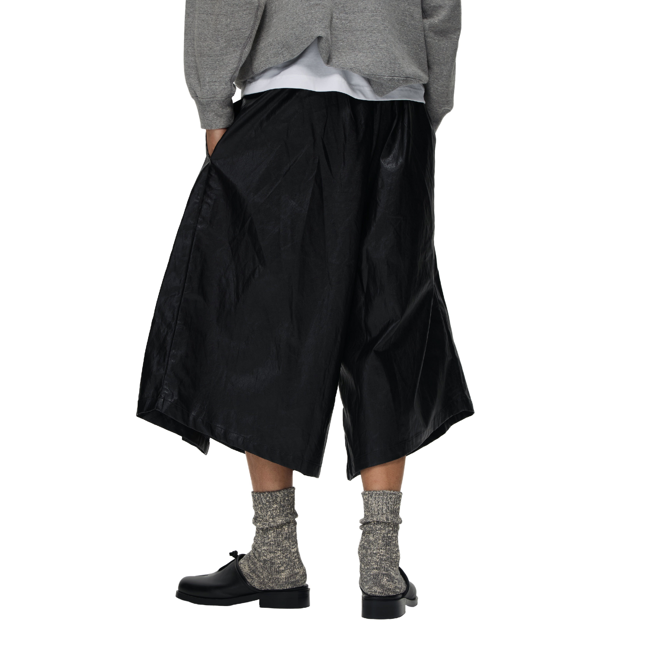 6cRAyon Pleated PU Leather Cropped Shorts 打褶PU皮質七分褲