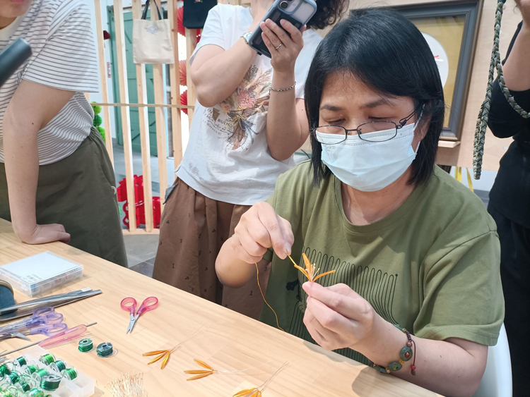 林子齡老師長年投入春仔花工藝， 致力於傳承台灣纏花文化， 讓百年工藝走進現代生活。