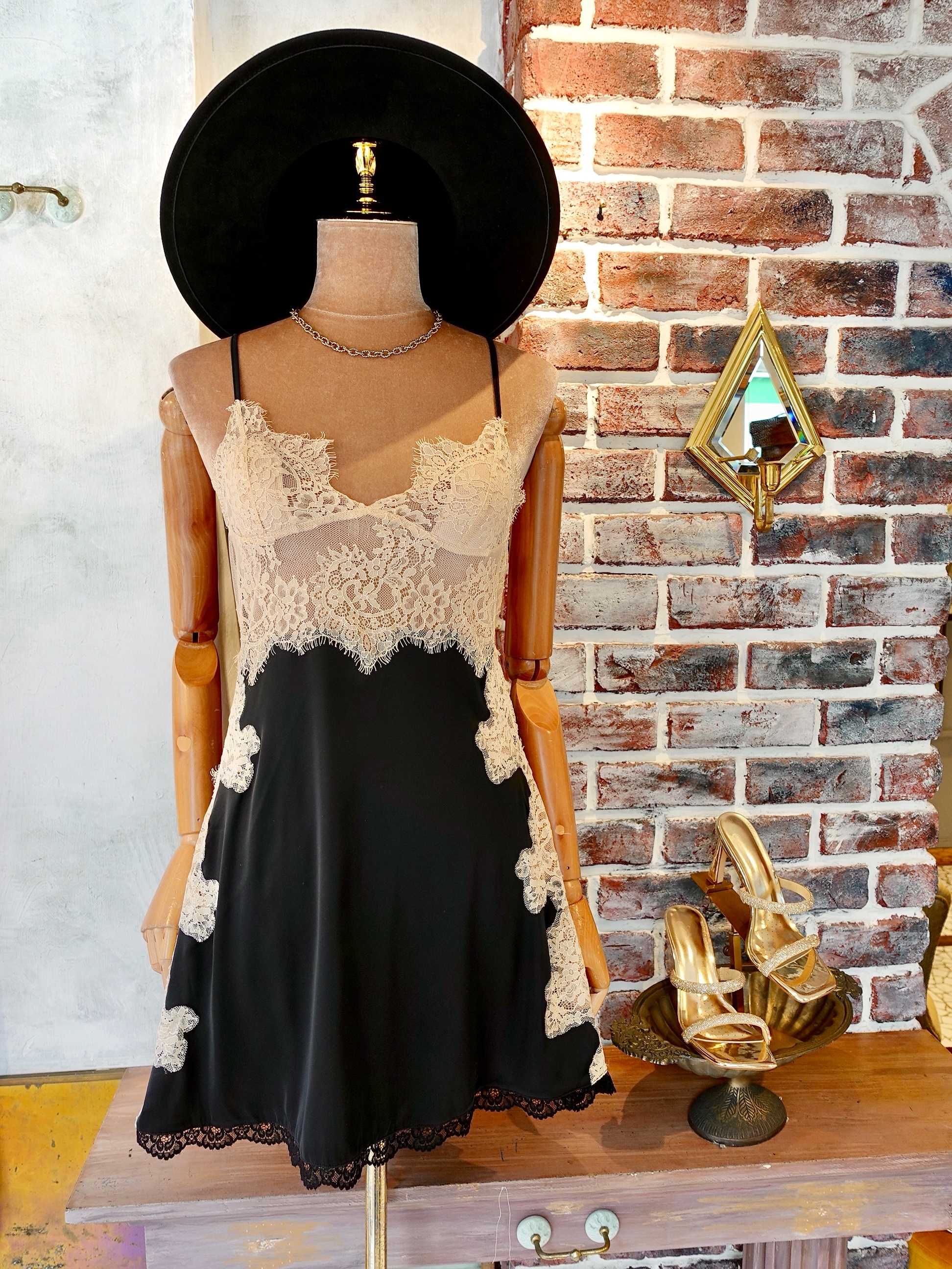 Nude Black裸黑色 V領網紗蕾絲露背緞面Dress