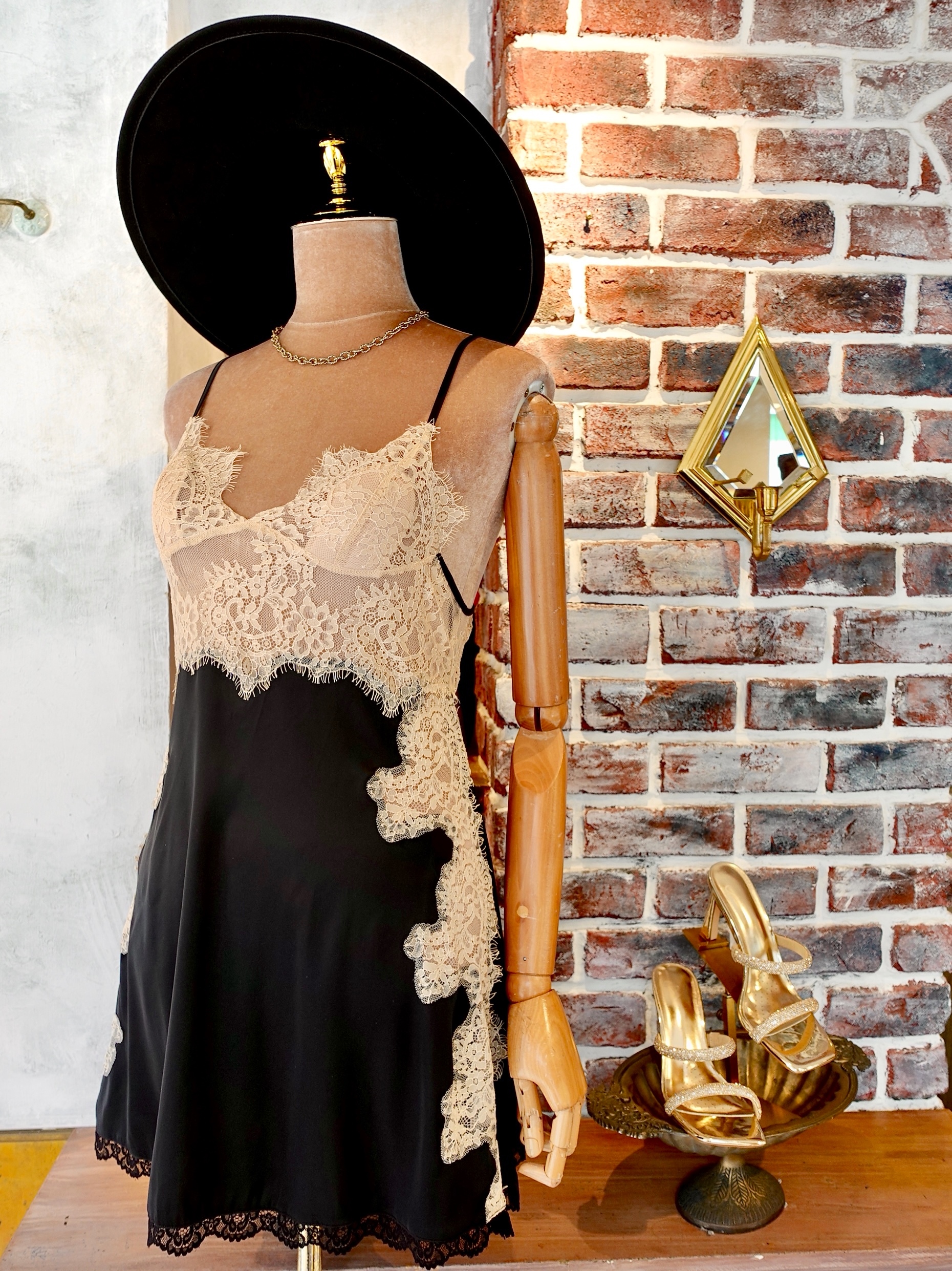 Nude Black裸黑色 V領網紗蕾絲露背緞面Dress