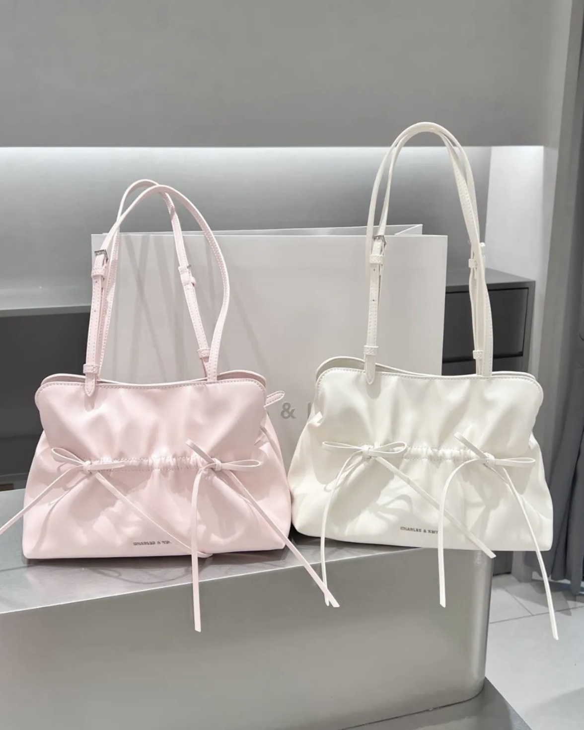CHARLES & KEITH 小CK Reese 蝴蝶結 褶皺 單肩包 肩背包 奶白色 粉色 贈品牌保溫杯