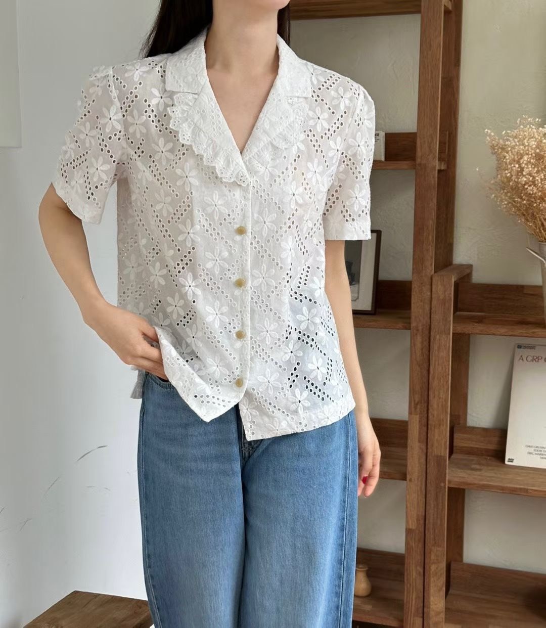洞洞蕾絲領花朵襯衫