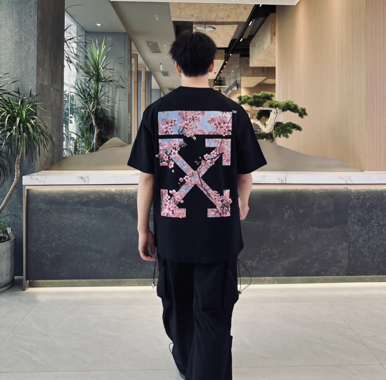 iSNEAKERS｜OFF-WHITE SS26 櫻花刺繡 雙箭頭  經典短T