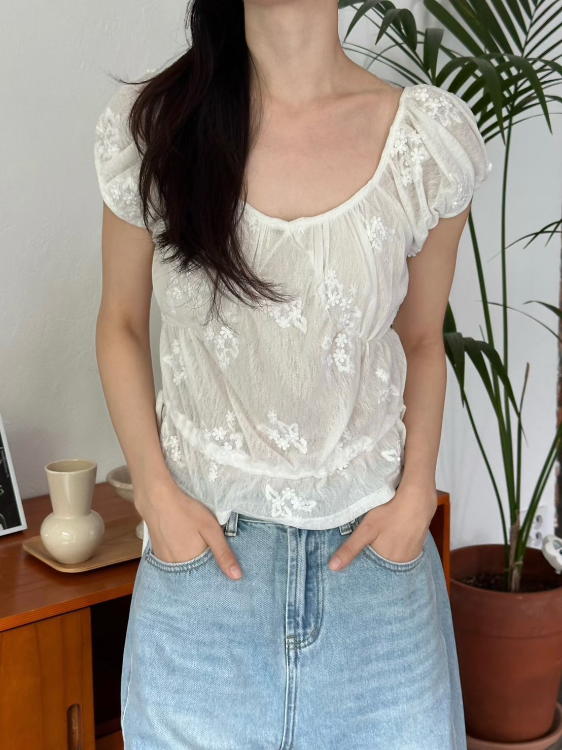 低領雙腰側抽花紋上衣