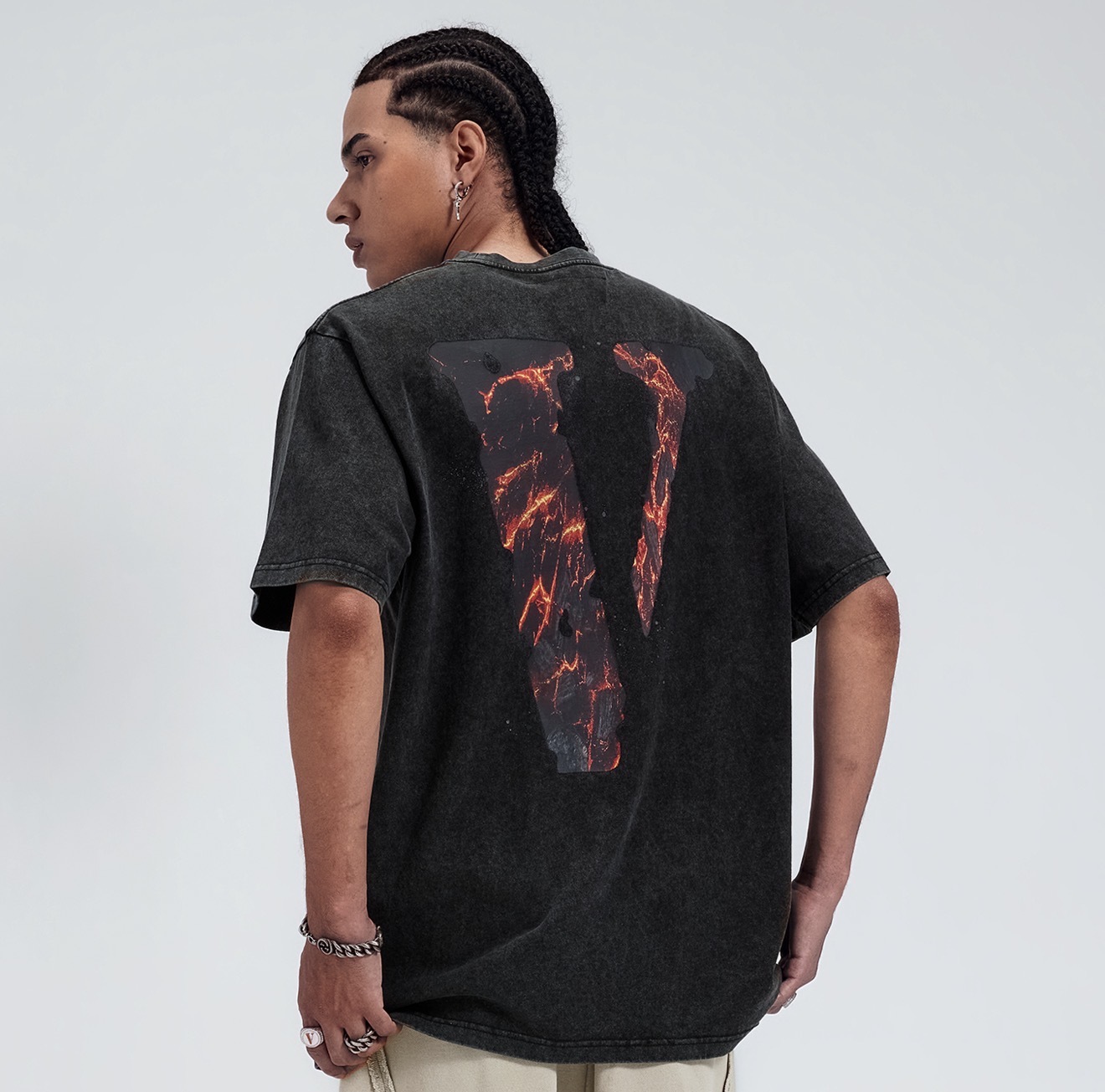 iSNEAKERS｜VLONE 熔岩時代 大Logo 水洗做舊 短T