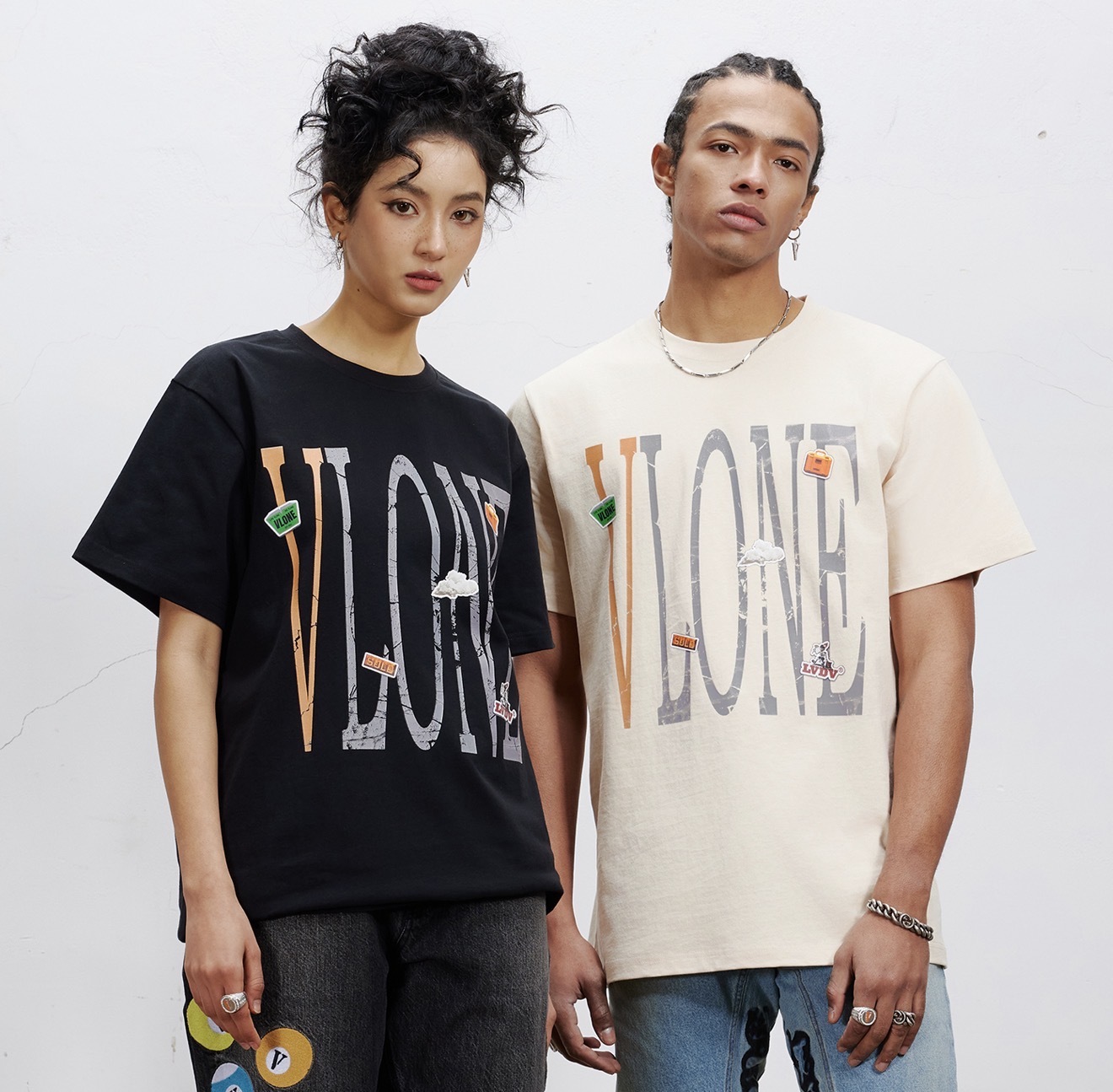 iSNEAKERS｜VLONE 貼紙塗鴉 大logo 印花 黑 米白 短T