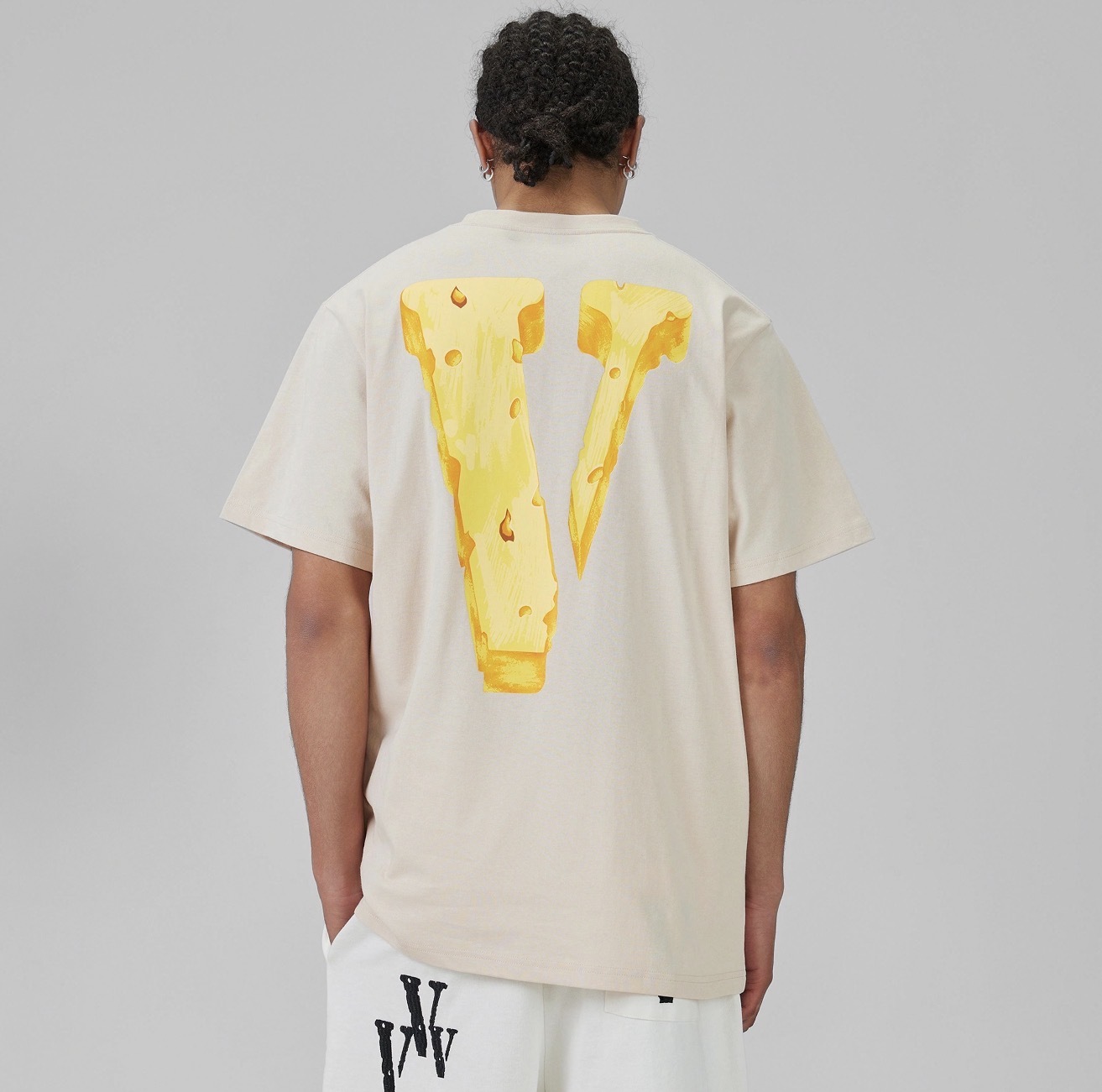 iSNEAKERS｜VLONE 大芝士  印花logo 黑 米 短T