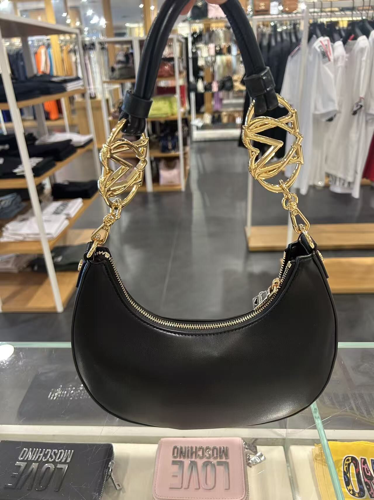 LYS02123 Love Moschino半月鏈條腋下包黑色