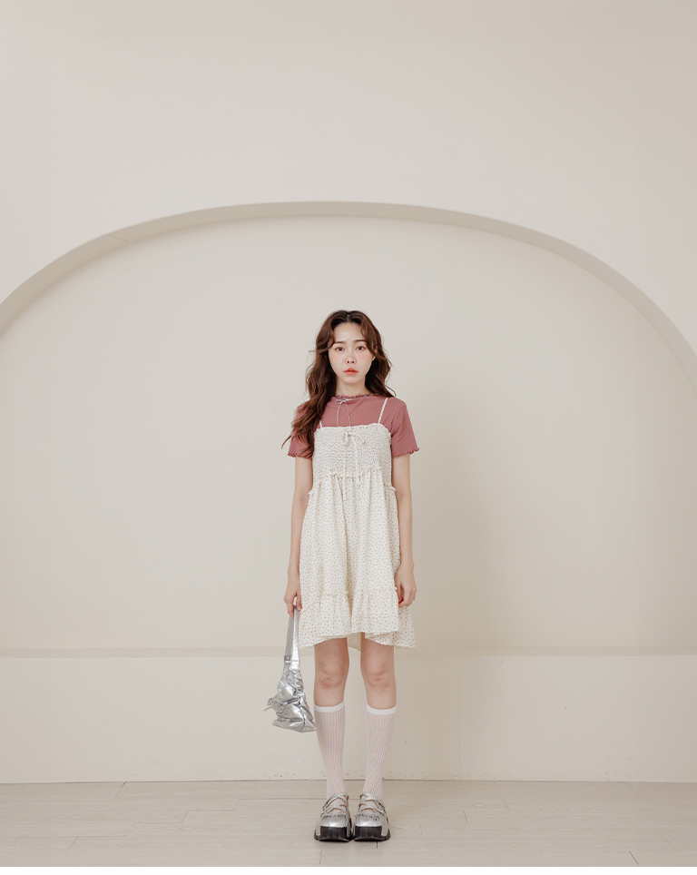 Floral print tiered mini dress with ribbon details, available in two colors.【01087352】in stock+pre-order