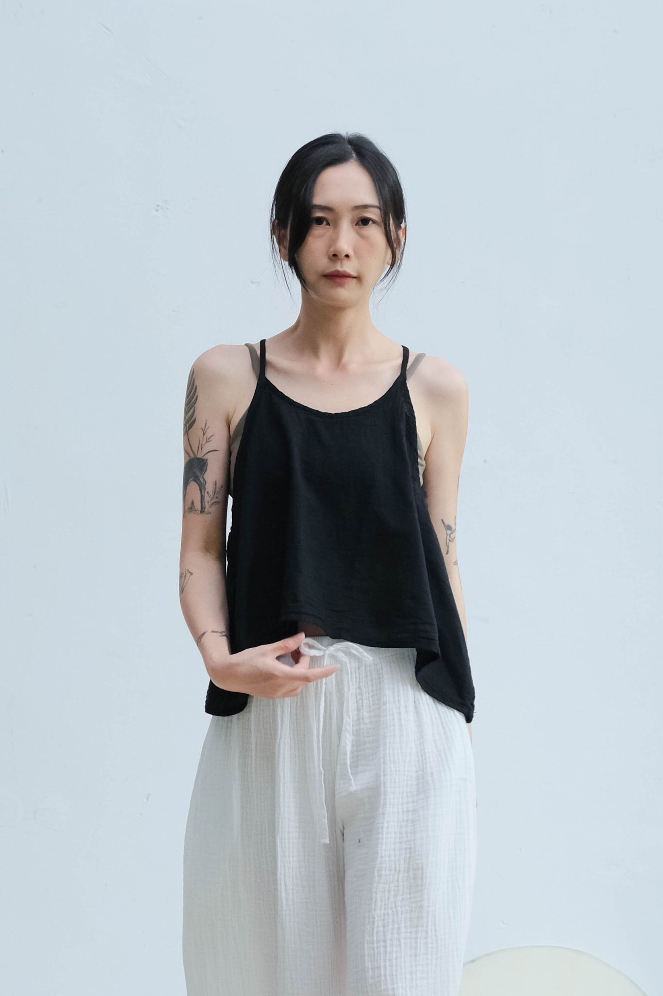 Y背細肩帶上衣 / 慕斯布 黑