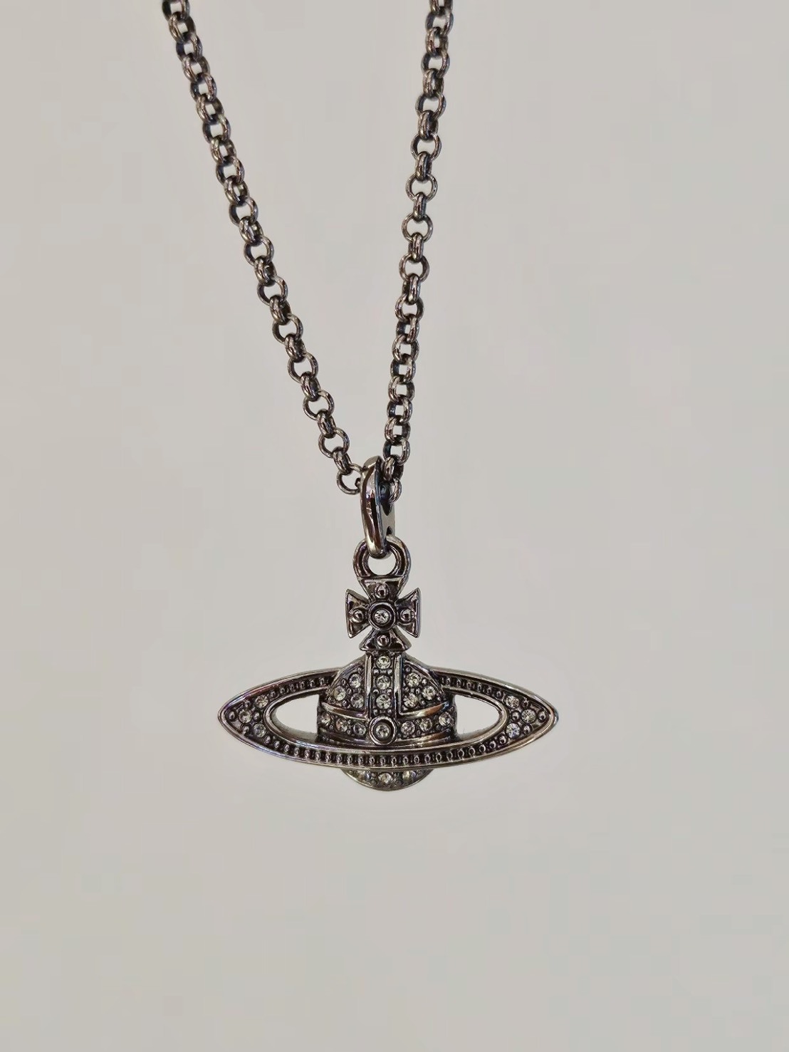 VIVIENNE WESTWOOD 西太后 MINI BAS RELIEF 經典浮雕 土星 黃銅 項鍊 女款 槍灰色