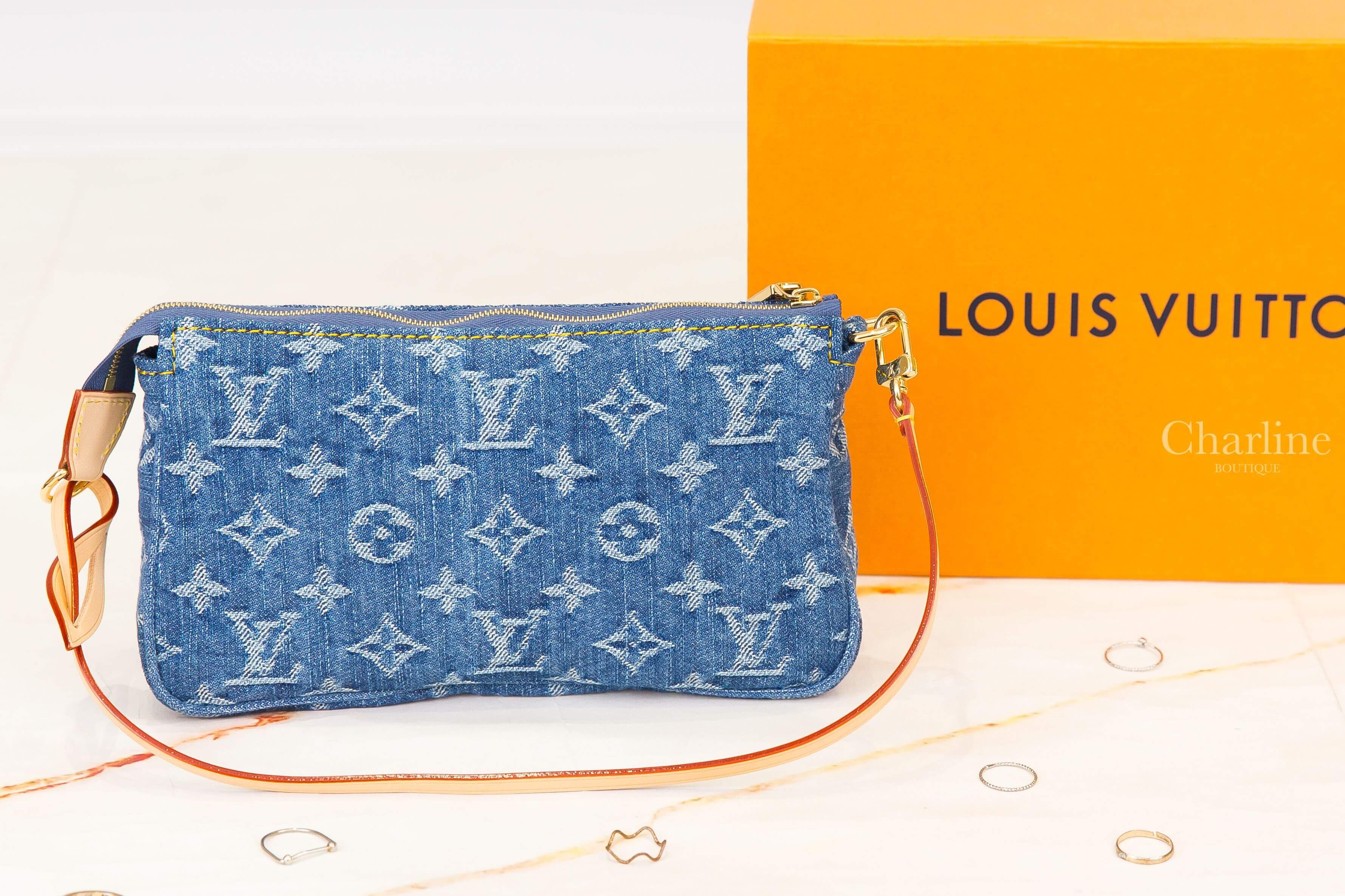 Louis Vuitton Pochette Accessoire Cargo Bag 丹寧藍牛仔布白色老花扭結牛皮飾邊金釦手提肩背包-Charline Boutique 精品代購
