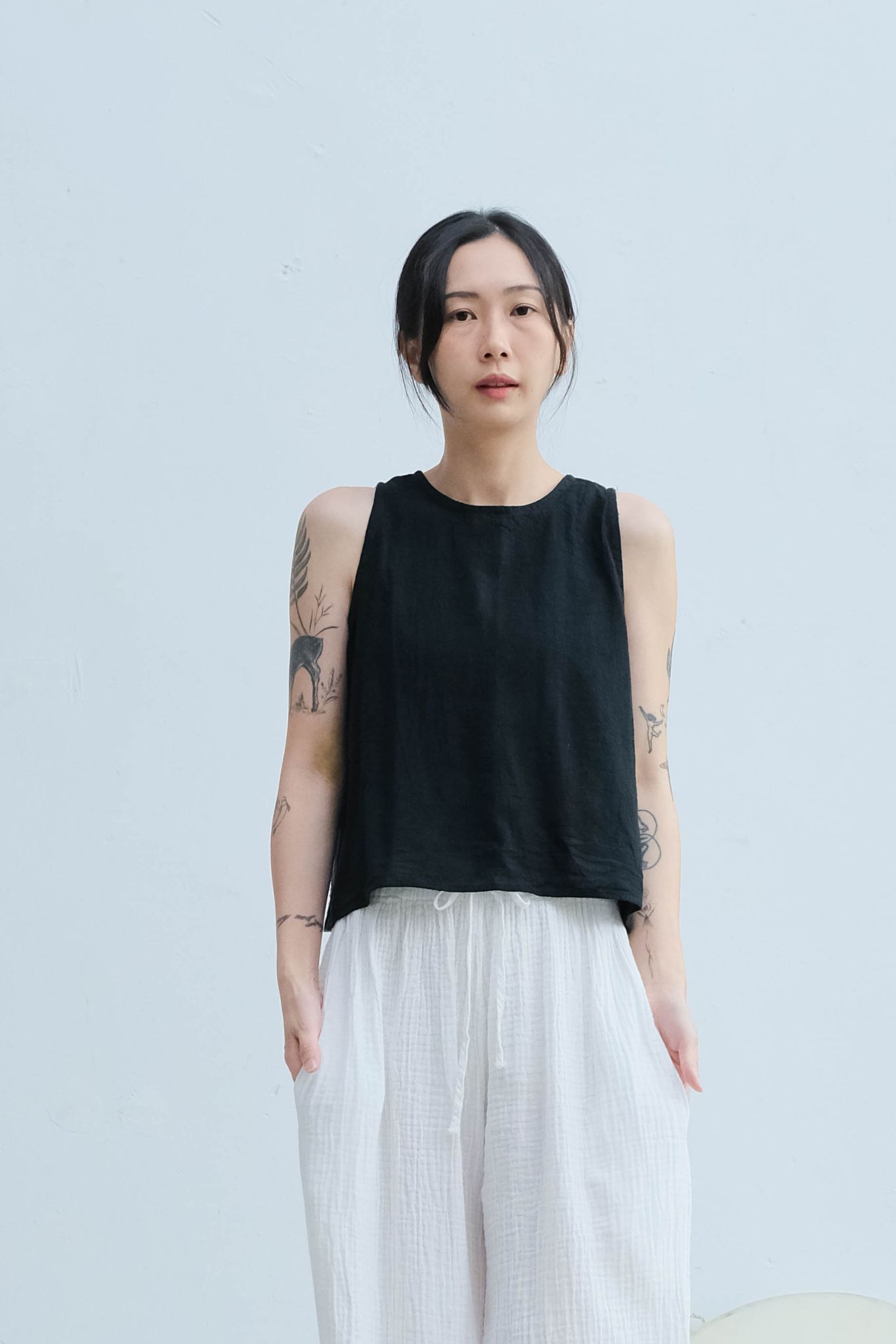 蟬翼後釦無袖上衣 / 慕斯布 黑