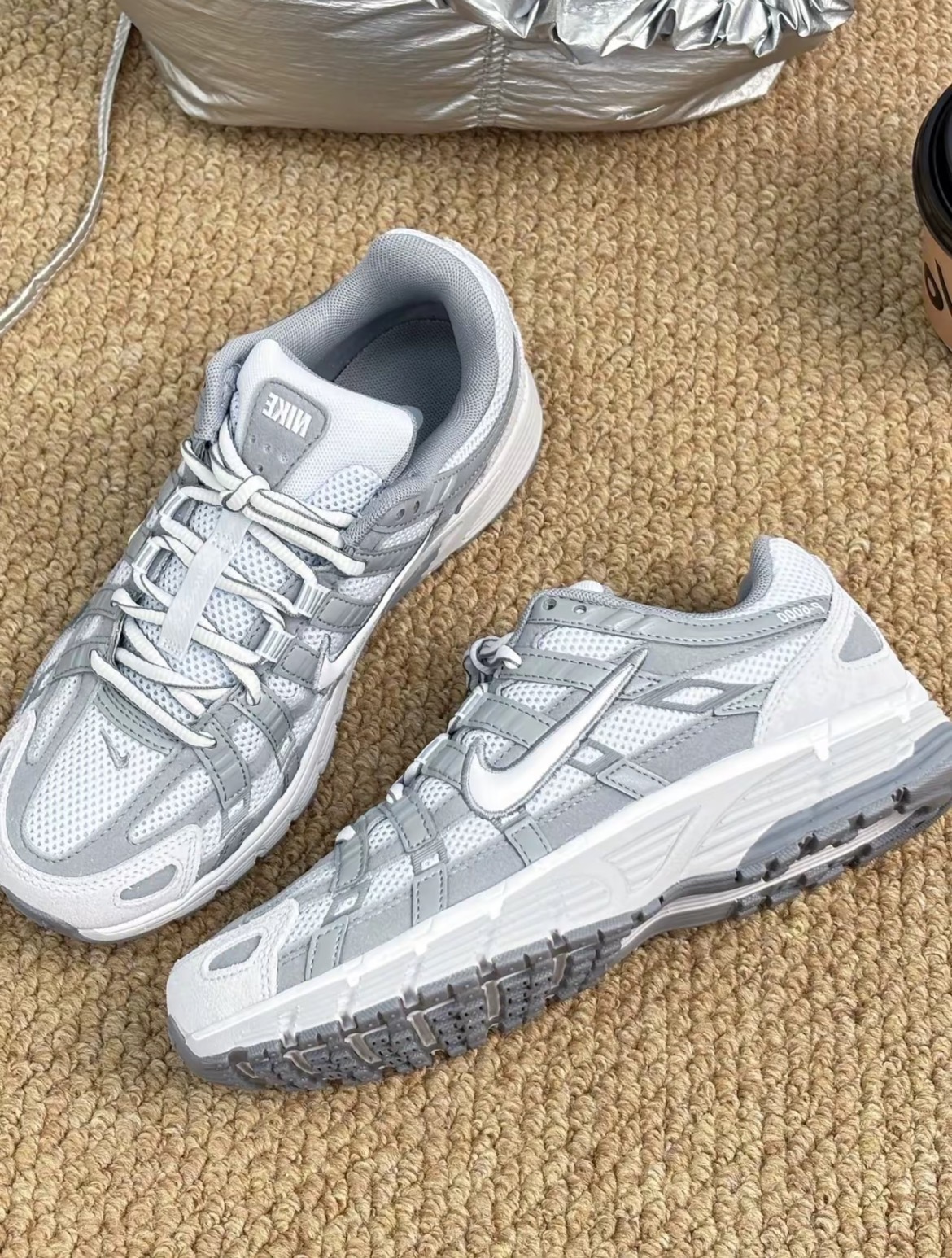 【逢甲 FUZZY】W Nike P-6000 "Soccer Grey" 灰藍 IV2501-001