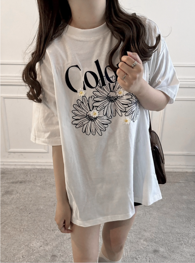 JP1255｜三小雛菊花卉刺繡Coloré LOGO TEE ✾⋆.˚