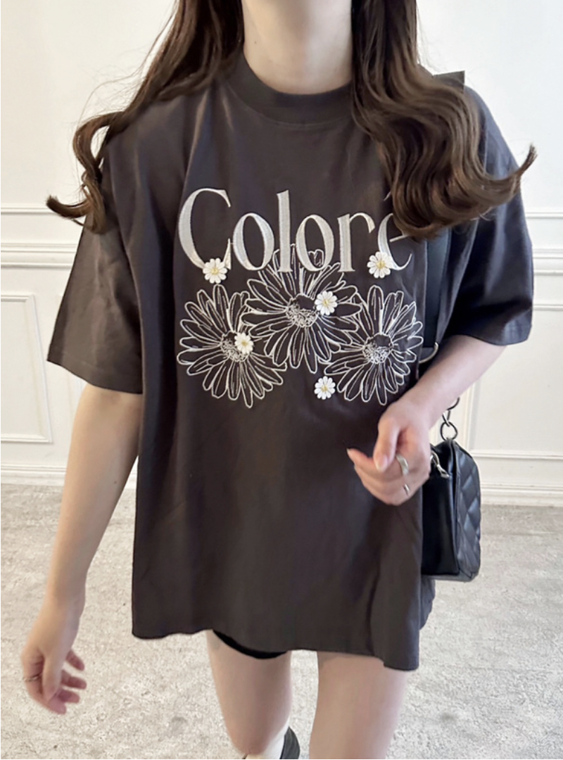 JP1255｜三小雛菊花卉刺繡Coloré LOGO TEE ✾⋆.˚
