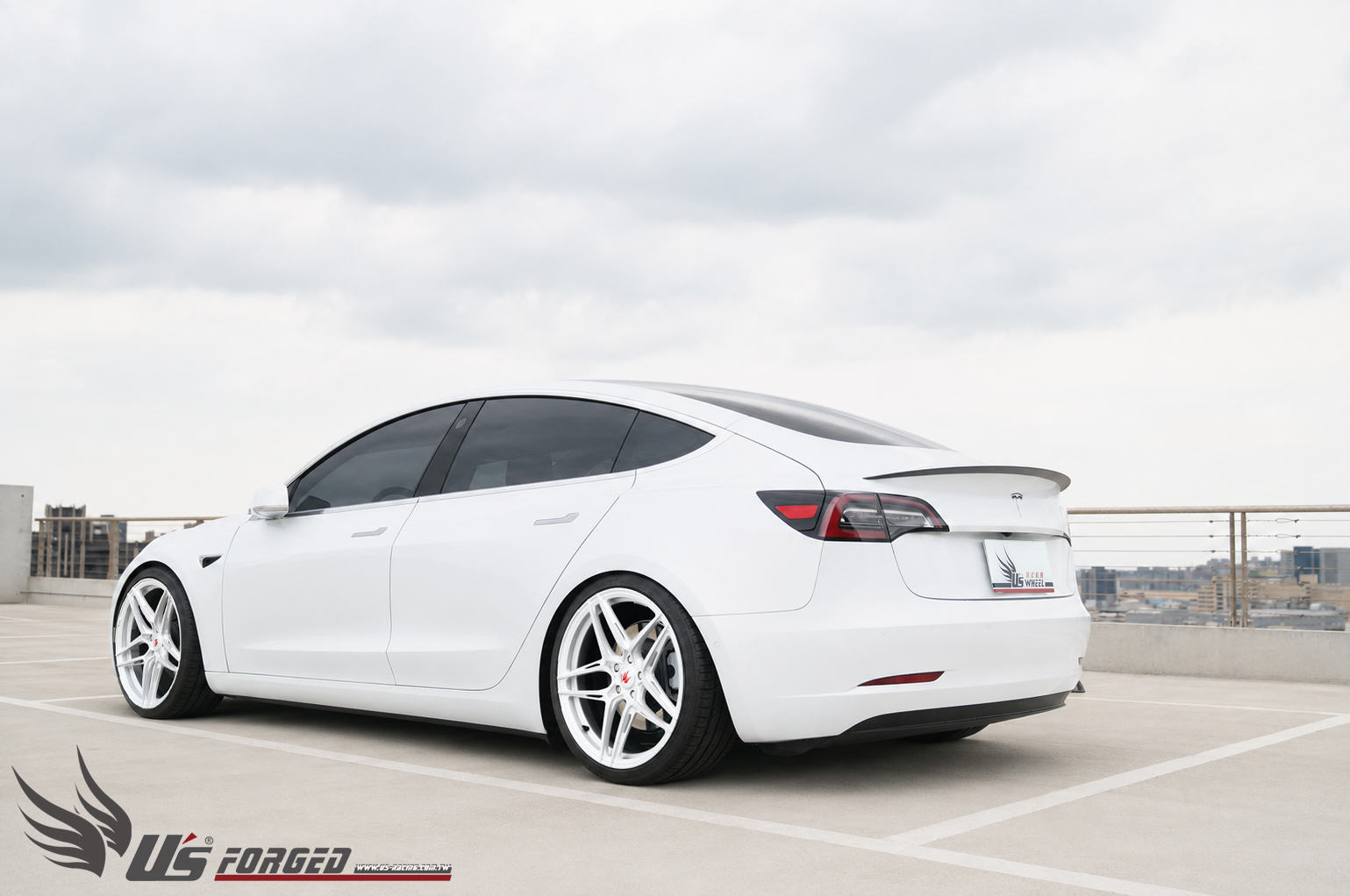 白色 TESLA 改裝 U'S Wheels 白色鍛造鋁圈車尾實裝照