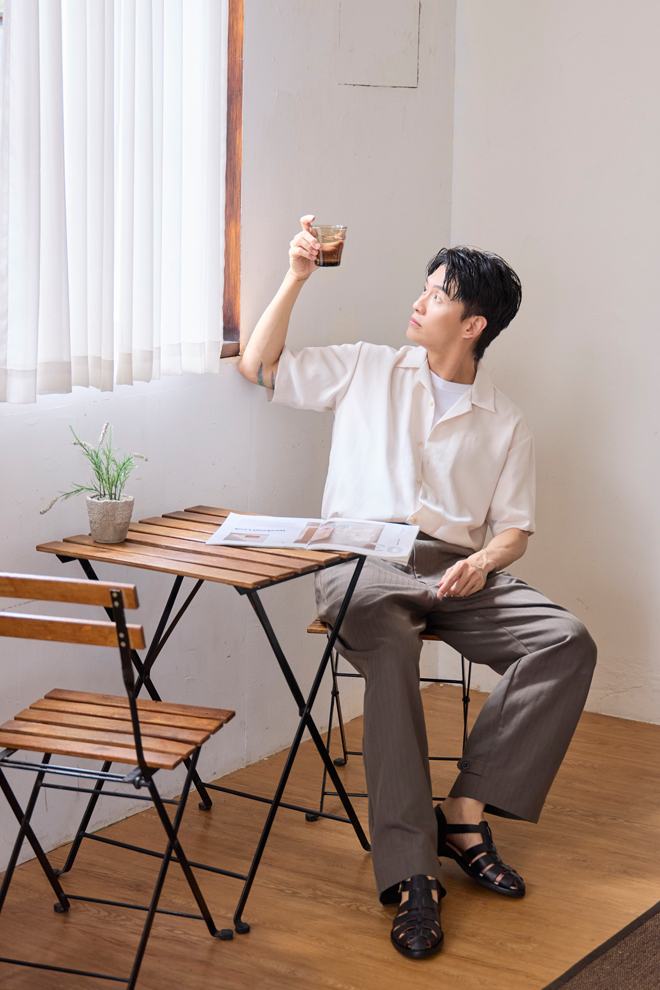 實際穿上林果編織涼鞋,週末悠閒午後情境照