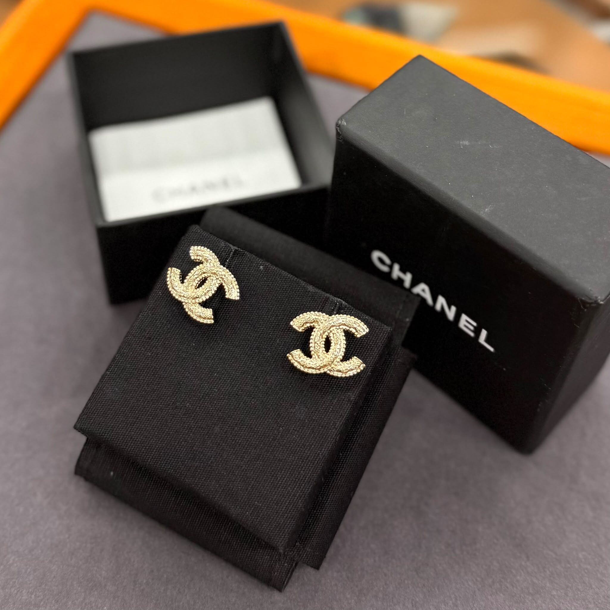 BRAND NEW CHANEL EARRINGS 雙C金色復古浮雕刻紋 #香奈兒耳環