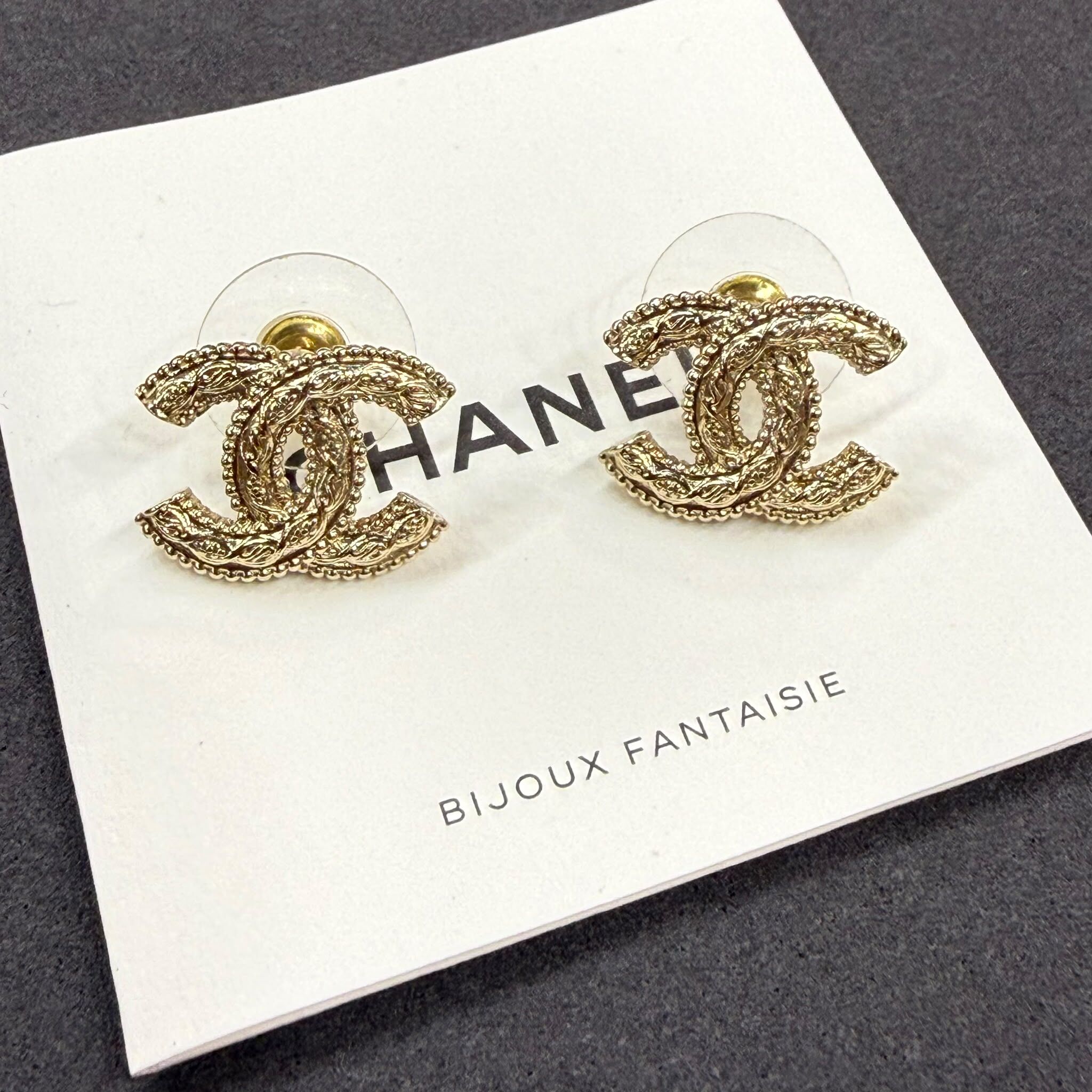 BRAND NEW CHANEL EARRINGS 雙C金色復古浮雕刻紋 #香奈兒耳環