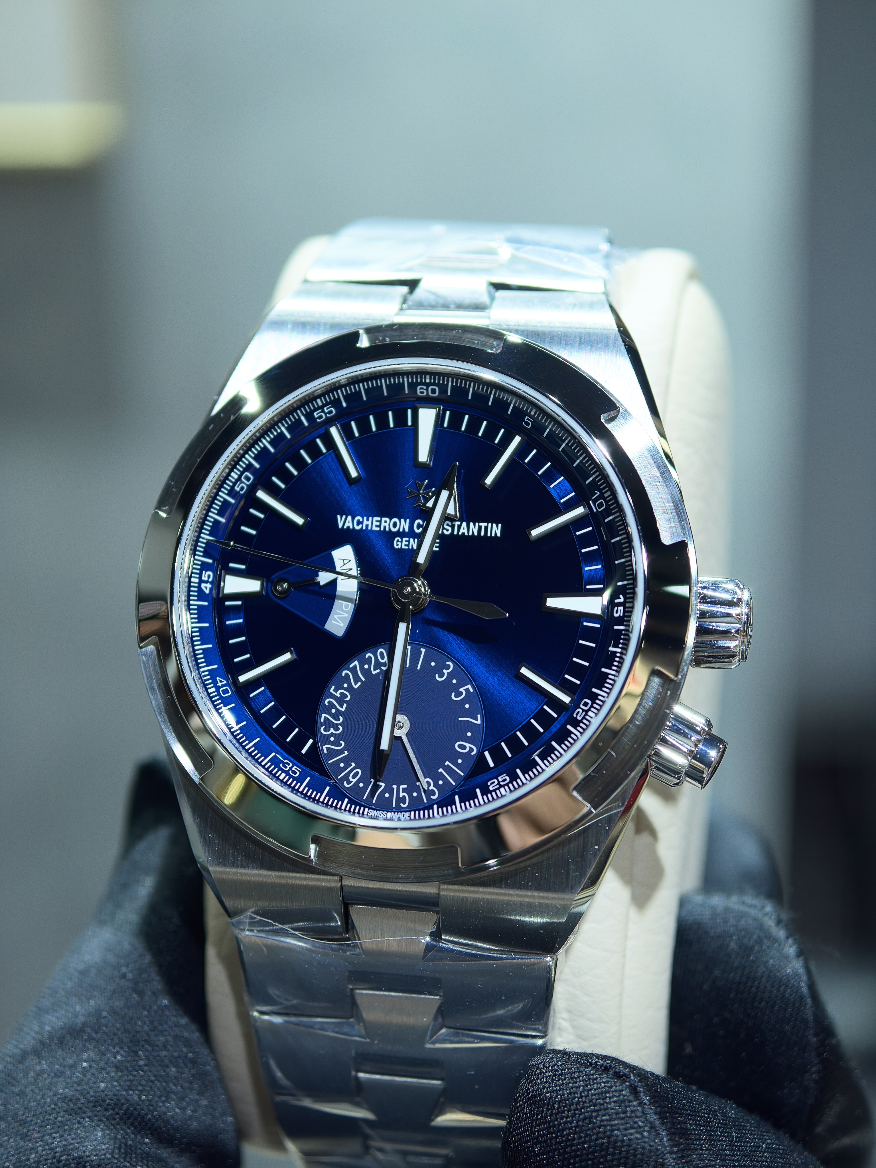 BRAND NEW VACHERON CONSTANTIN 7920V/210A-B334 OVERSEAS DUAL TIME BLUE DIAL STEEL 41mm