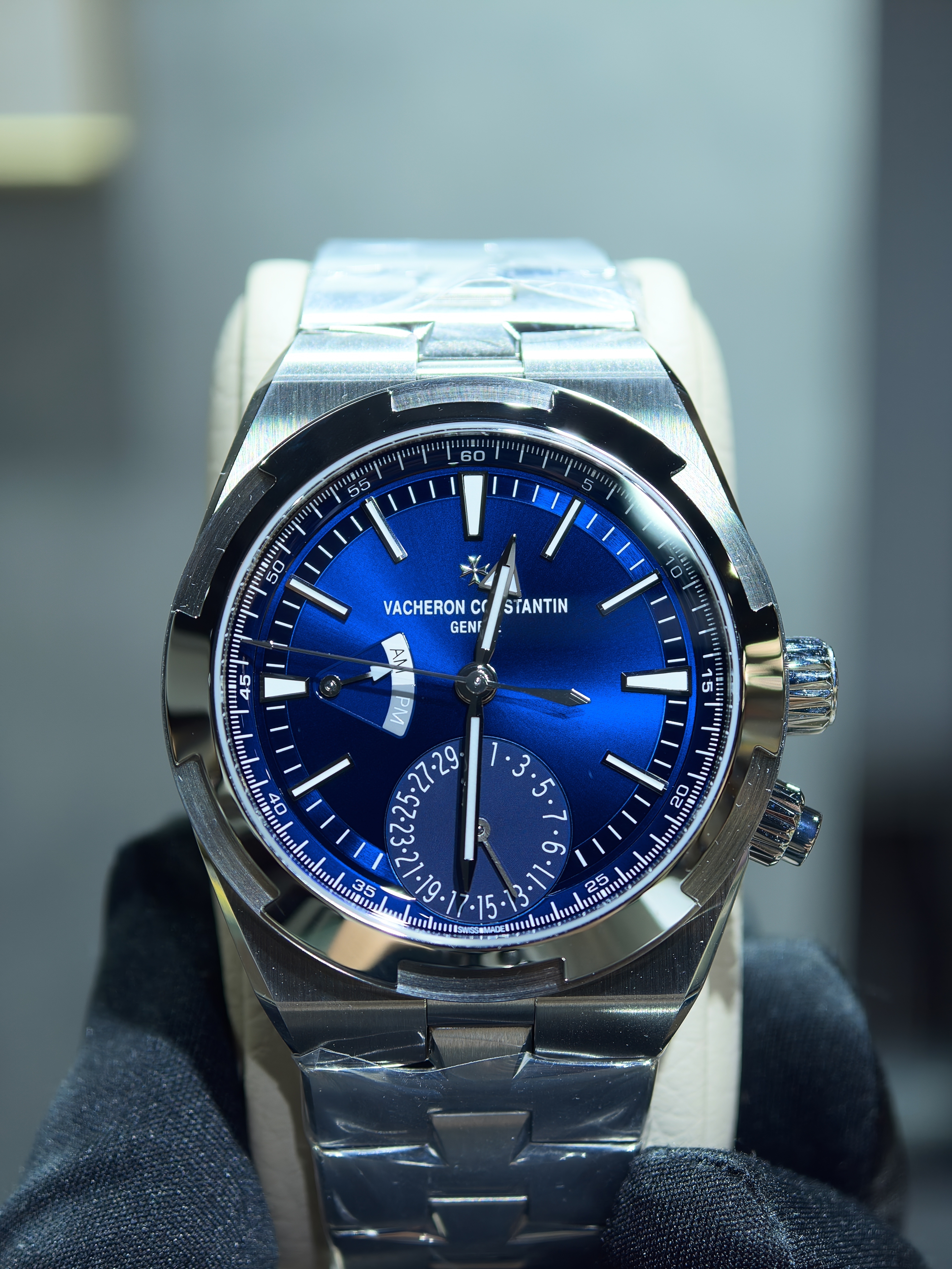 BRAND NEW VACHERON CONSTANTIN 7920V/210A-B334 OVERSEAS DUAL TIME BLUE DIAL STEEL 41mm