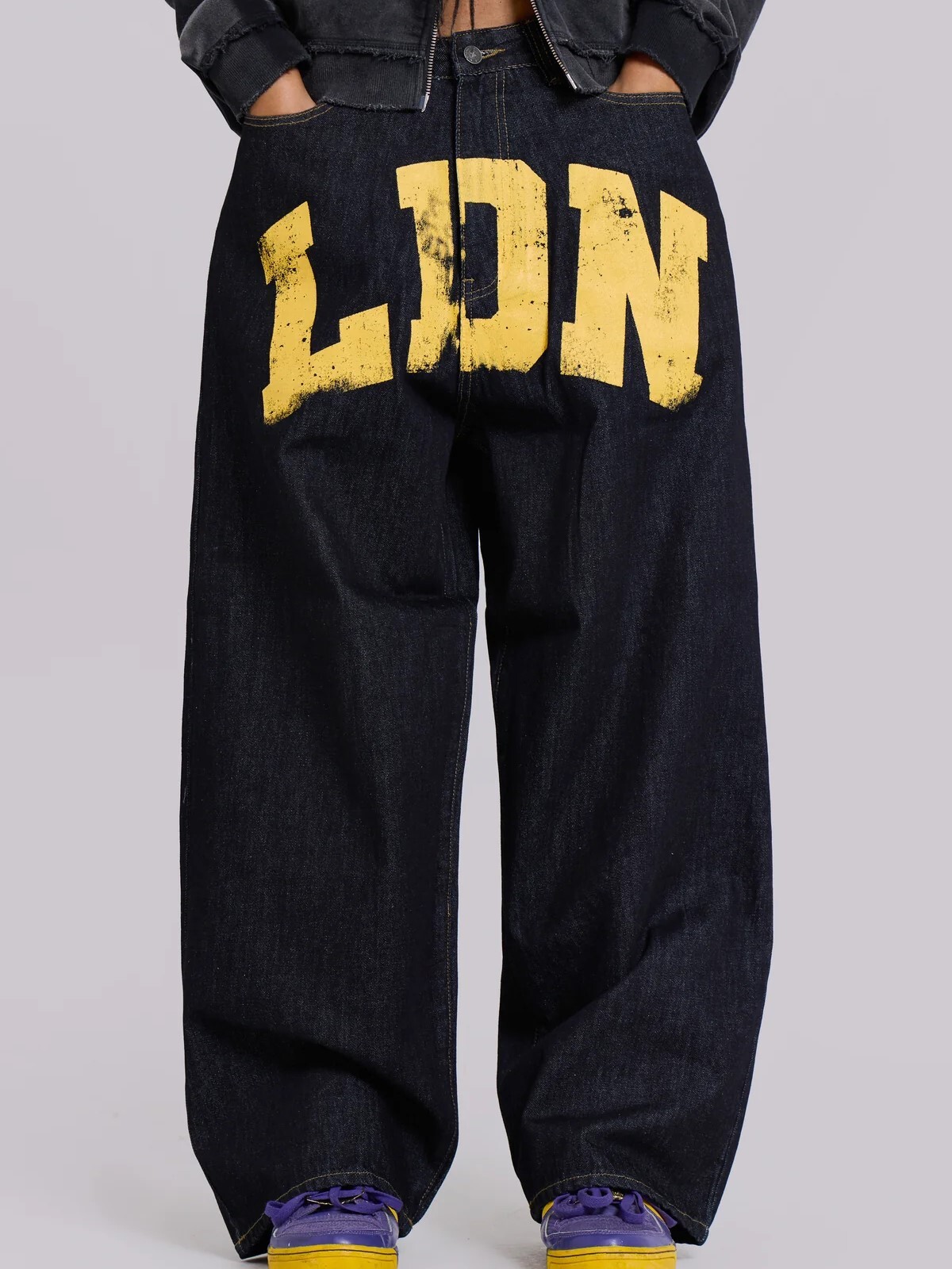 JADED LONDON 做舊印刷Logo 巨型闊腿牛仔褲 LDN XL Colossus Jeans JMJE5316