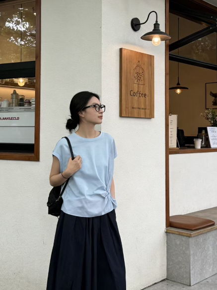 穿出俐落又顯瘦的視覺比例★扭結設計拼接上衣
