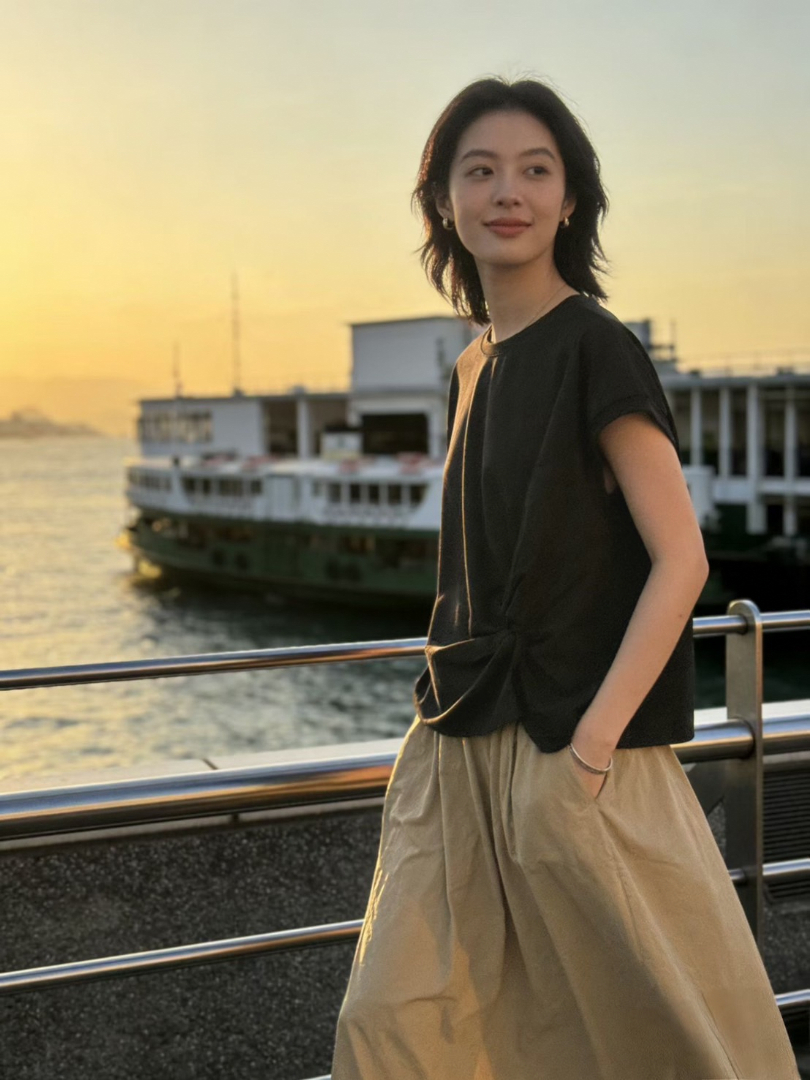 穿出俐落又顯瘦的視覺比例★扭結設計拼接上衣
