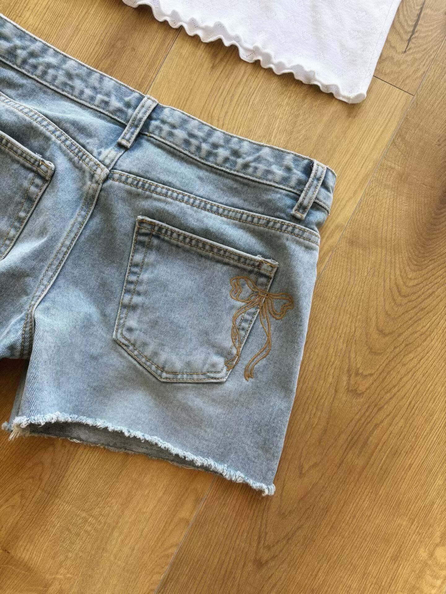 VG6426 蝴蝶結刺繡牛仔短褲 *特價貨品不設退換*
