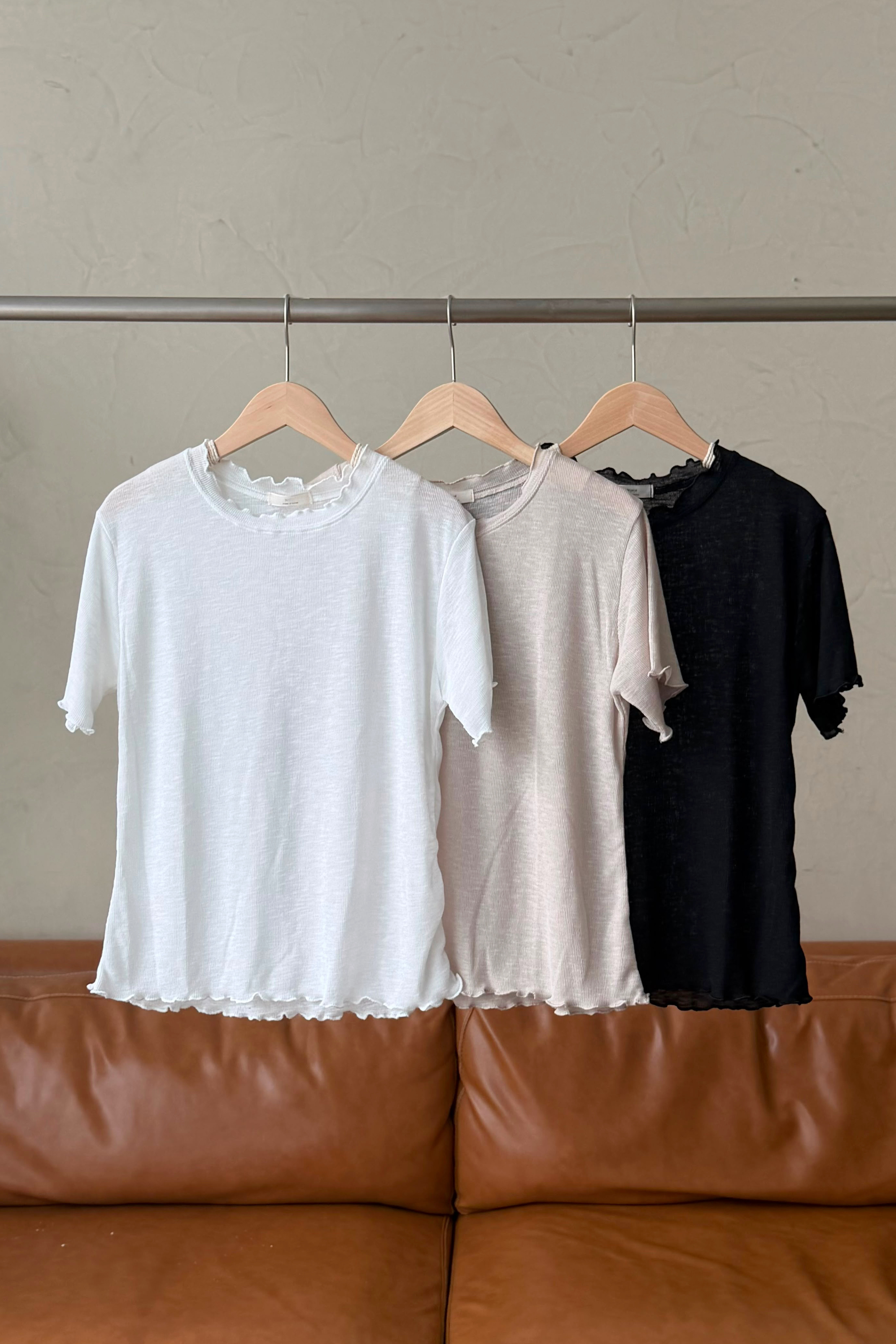 KR644 溫柔木耳邊純色短TEE-3色