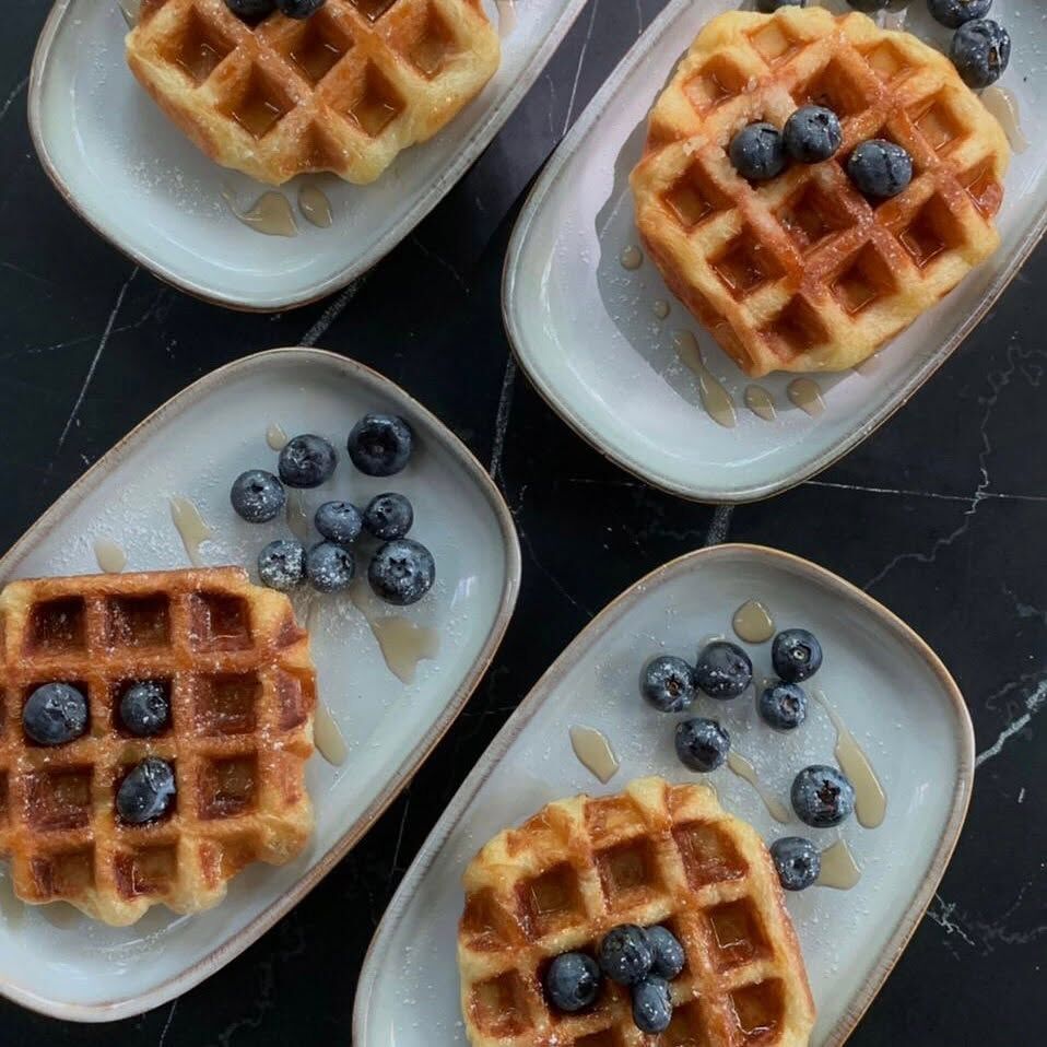 Idea minum petang keluarga Malaysia dengan Belgian Liege waffle dan buah