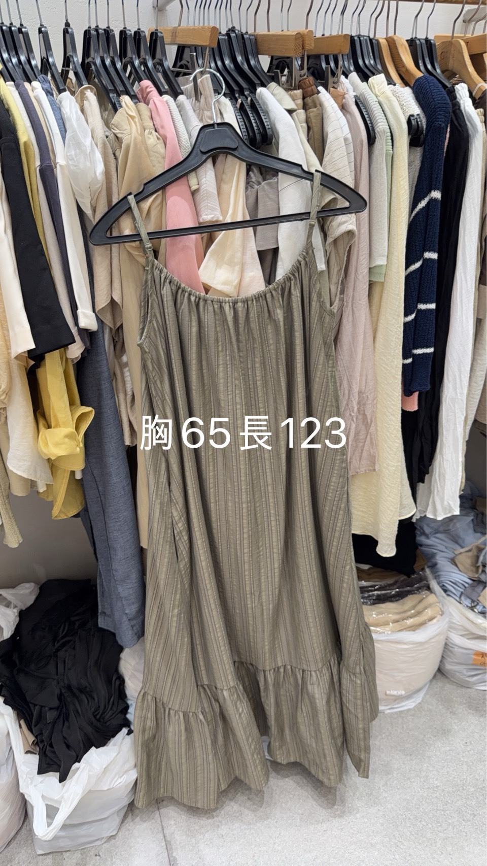 GI6420 暗直紋吊帶連身裙 *特價貨品不設退換*