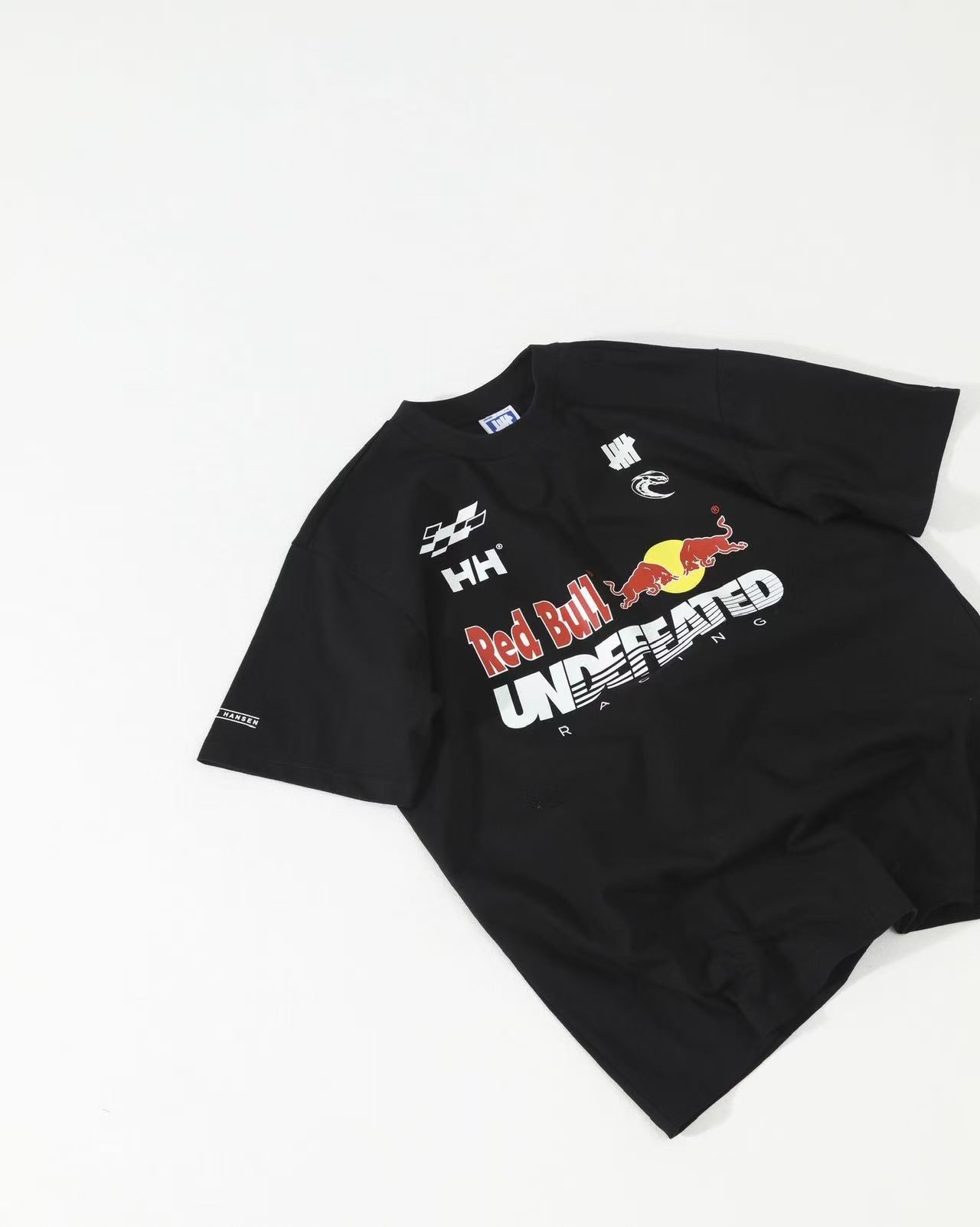 <國外限定>UNDEFEATED  X RED BULL  SS26 85Racing 三方聯名 王一搏同款 限定款 黑短T