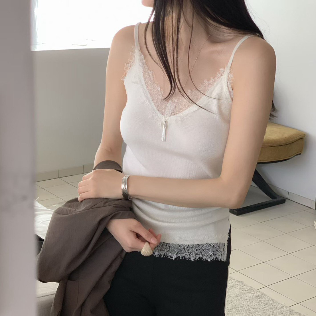 微性感睫毛蕾絲細肩帶V領背心 / 2色