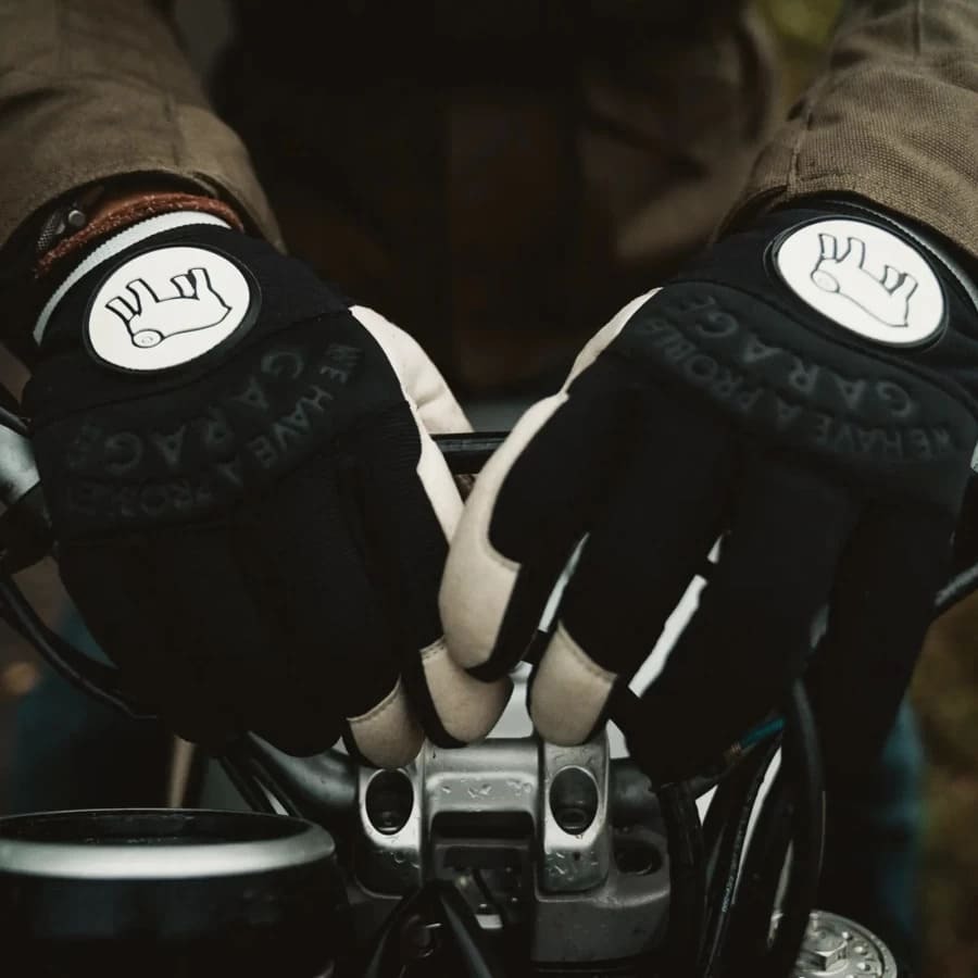 HOLYFREEDOM – GUANTO GARAGE / WHT