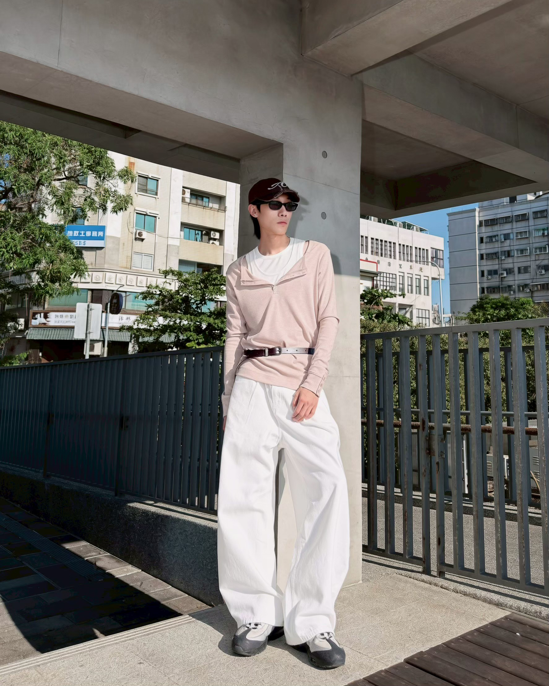 EDDIE LOOK 01